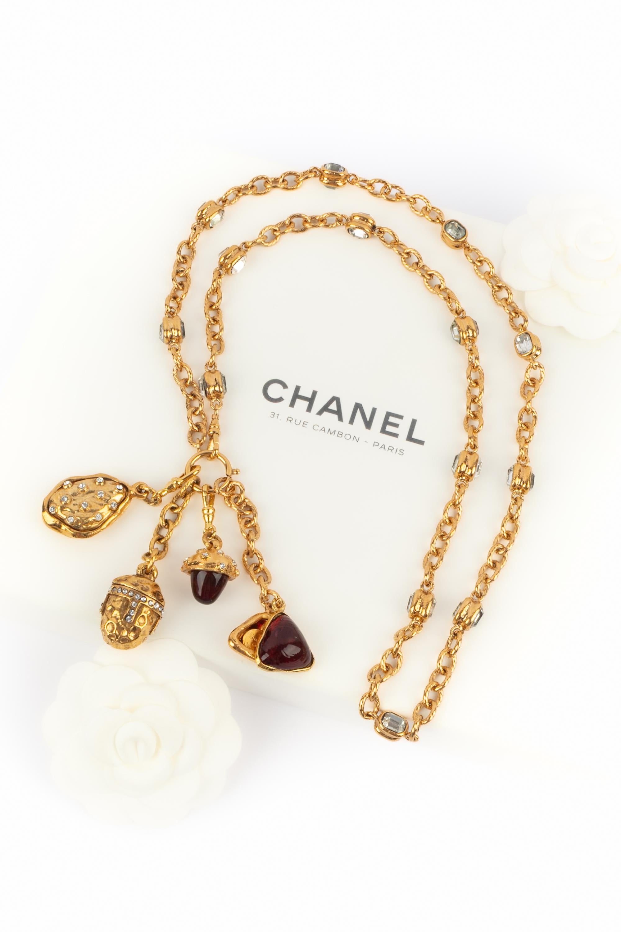 CHANEL - (Made in France) Long collier en chaîne en métal doré avec breloques en pâte de verre et strass. Bijoux du milieu des années 1980.

Condit :
Très bon état.

Dimensions :
Longueur : 90 cm

SKU:CB36