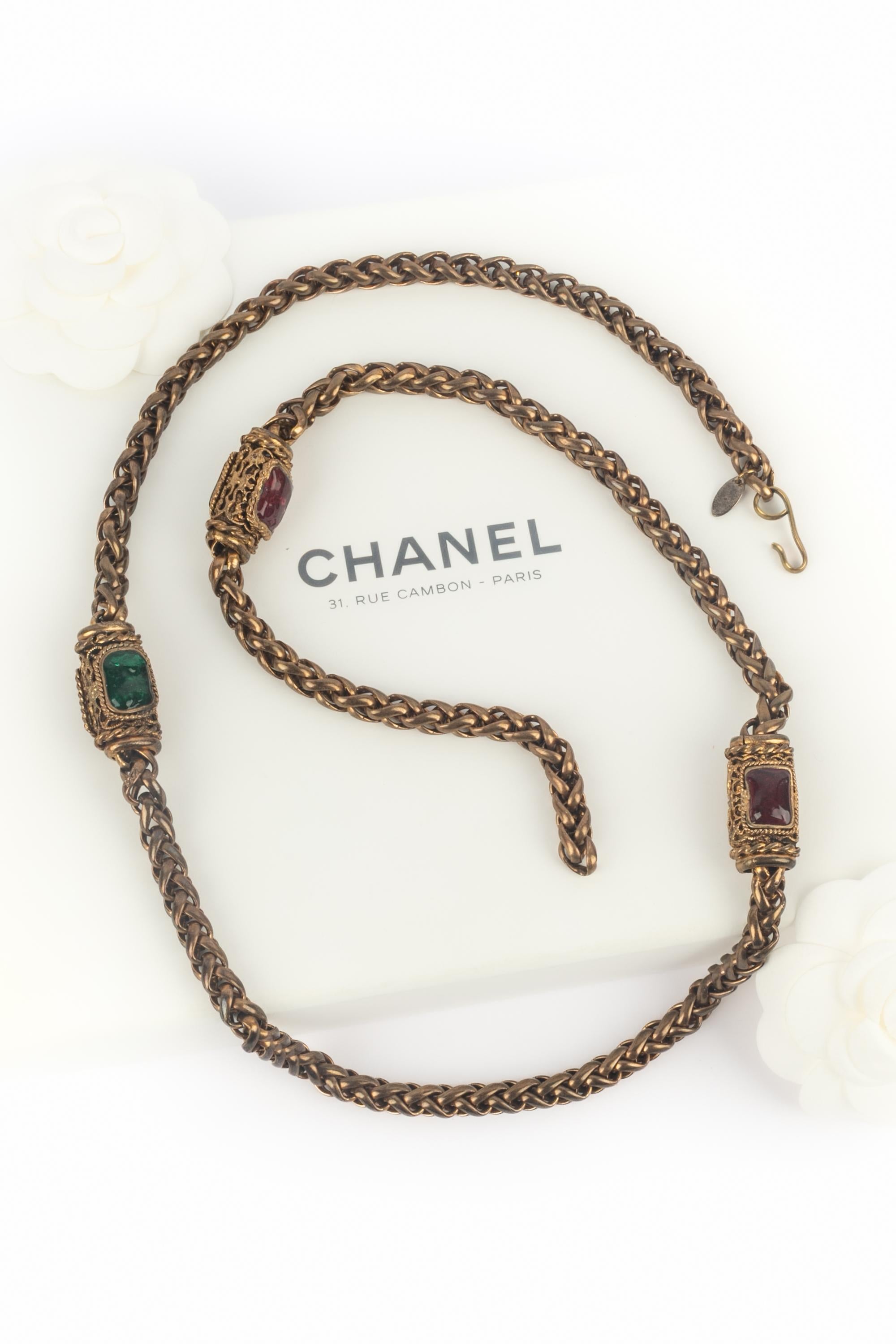 CHANEL - (Fabriqué en France) Collier de style byzantin en métal doré avec pâte de verre rouge et verte. Bijoux des années 1980.

Condit :
Très bon état.

Dimensions :
Longueur : 90 cm

SKU:CB84