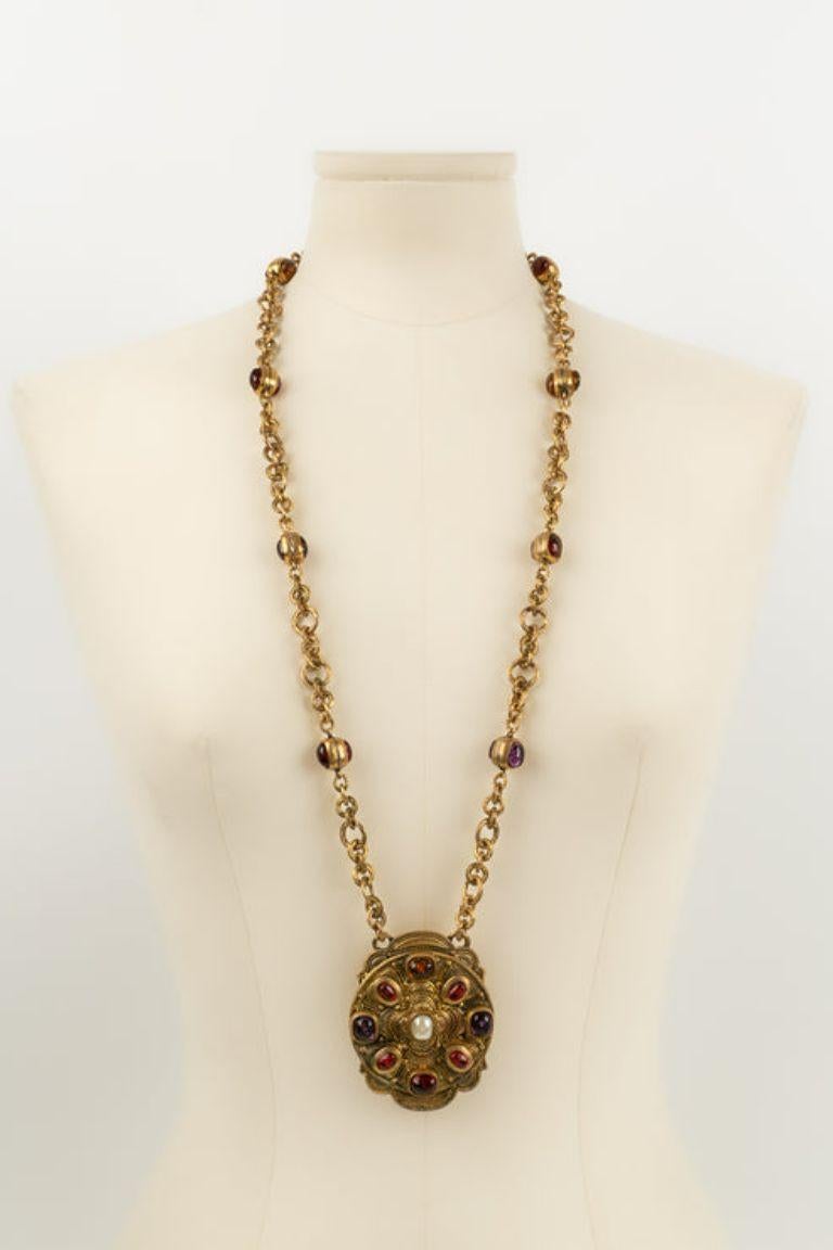 Chanel - Byzantine necklace in gilded metal and glass paste. Collection 1984.

Additional information: 
Dimensions: Length : 85 cm
Condition: Very good condition
Seller Ref number: CB107
