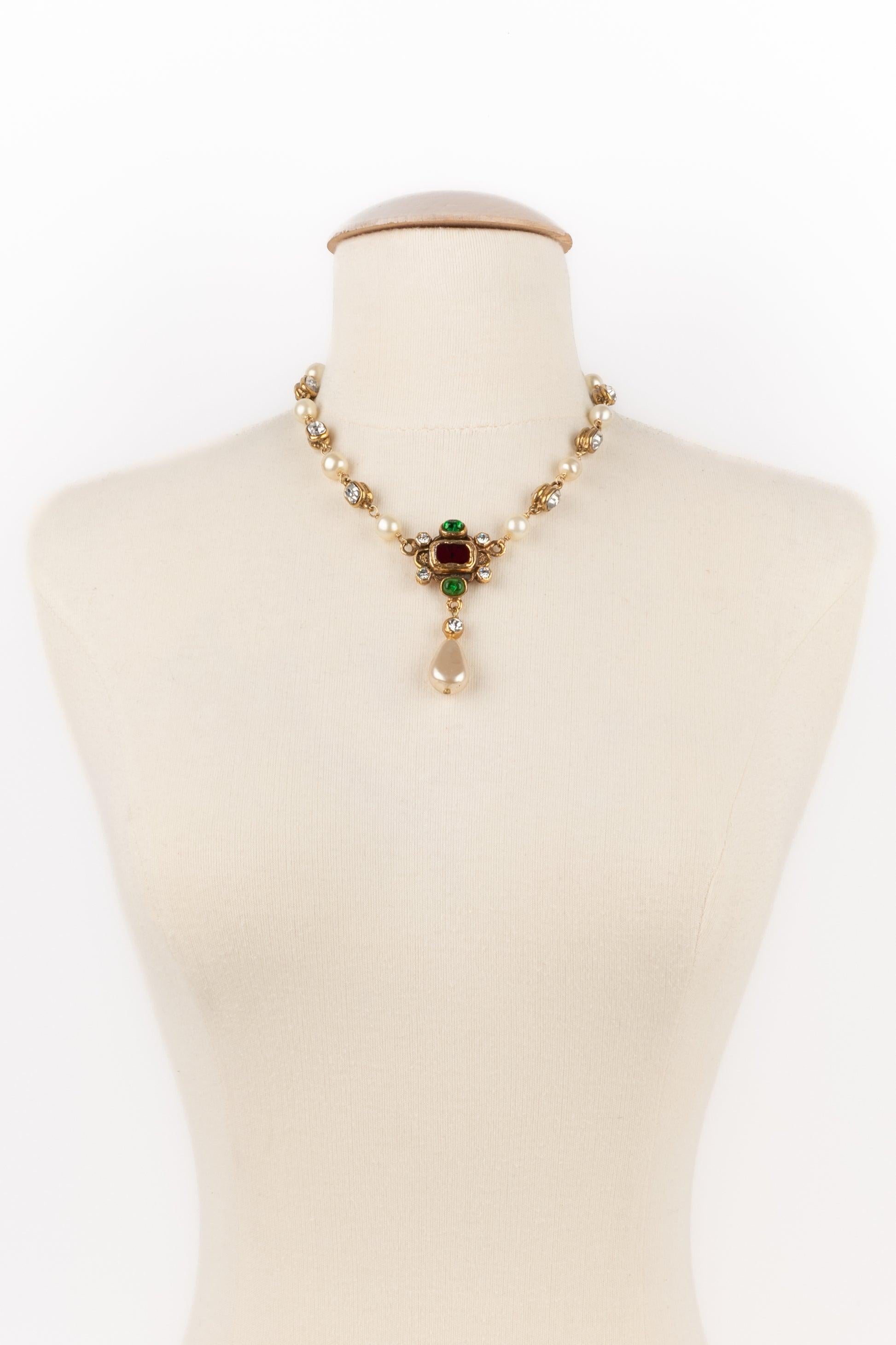 Chanel - (Made in France) Golden metal short necklace with costume pearls and a glass paste medallion. Jewelry from the mid-1980s.

Additional information:
Condition: Very good condition
Dimensions: Length: 45 cm
Period: 19th Century

Seller