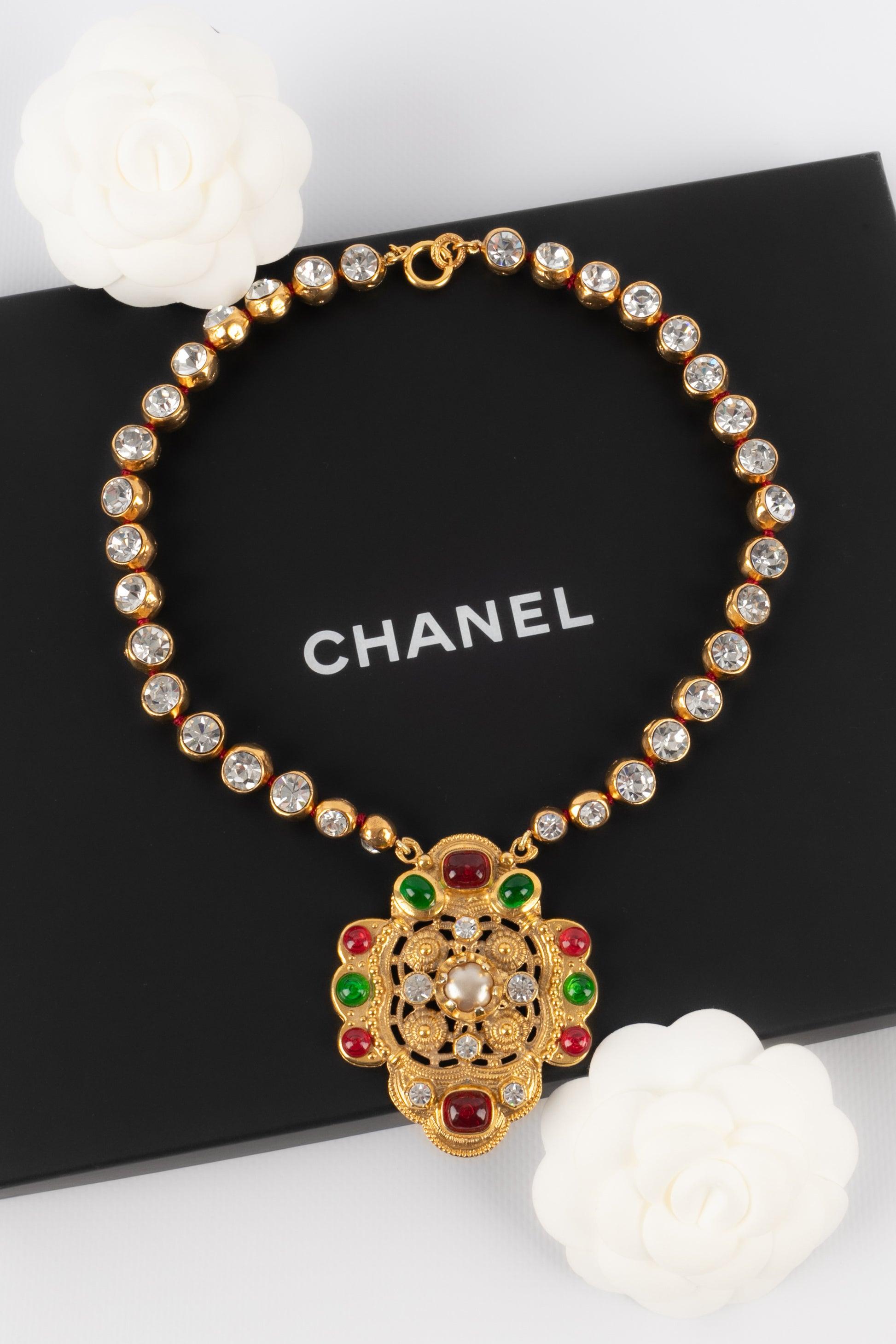 Chanel - (Made in France) Golden metal Byzantine-style necklace with glass paste and rhinestones. Jewelry from the 1980s.
 
 Additional information: 
 Condition: Very good condition
 Dimensions: Length: 45 cm
 
 Seller Reference: CB116
