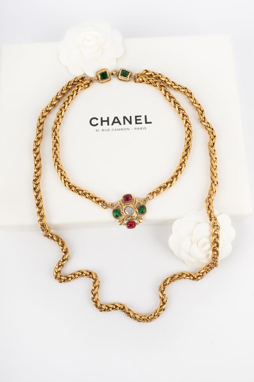 ]Chanel - (Made in France) Byzantine-style necklace with golden metal and glass paste. 1984 Collection.

Additional information:
Condition: Very good condition
Dimensions: Length of the shorter row: 44 cm - Length of the longer row: 81 cm
Period: