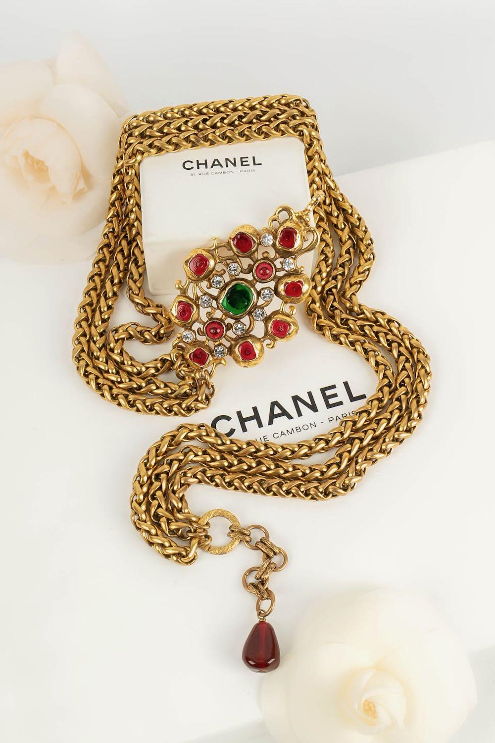 Chanel - (Made in France) Bizantine style belt in gold metal and colored glass paste.

Additional information:
Condition: Very good condition
Dimensions: Length: from 70 cm to 75 cm - Dimensions of the medallion: 5 cm x 8.5 cm

Seller Reference: