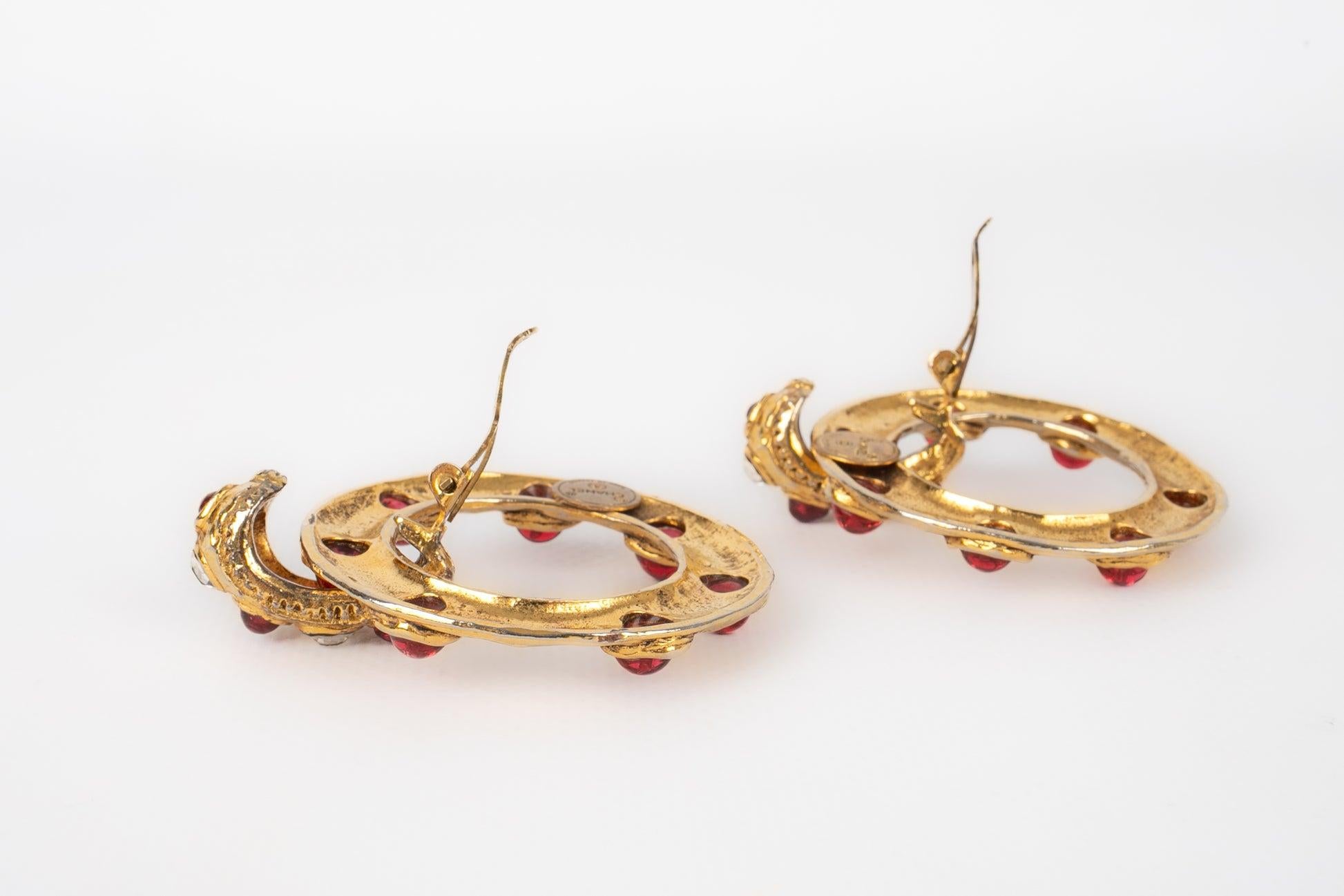 Chanel - (Made in France) Byzantine-style golden metal earrings with glass paste cabochons. Jewelry from the end of the 1980s.
 
 Additional information: 
 Condition: Very good condition
 Dimensions: Length: 6 cm
 Period: 20th Century
 
 Seller