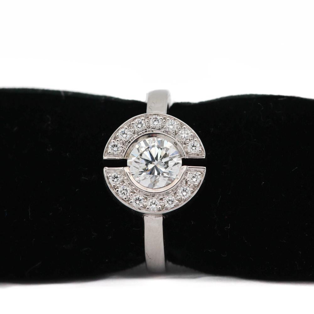 Chanel C Ferme Diamantring
Hergestellt aus Platimum 950 und wiegt 11,63 Gramm. 
Es hält eine natürliche Runde Brillant Diamant, der ein 1,01Ct, F Farbe, VVS2 Klarheit ist. 
Um den Mittelstein herum befinden sich 14 natürliche runde Brillanten, die