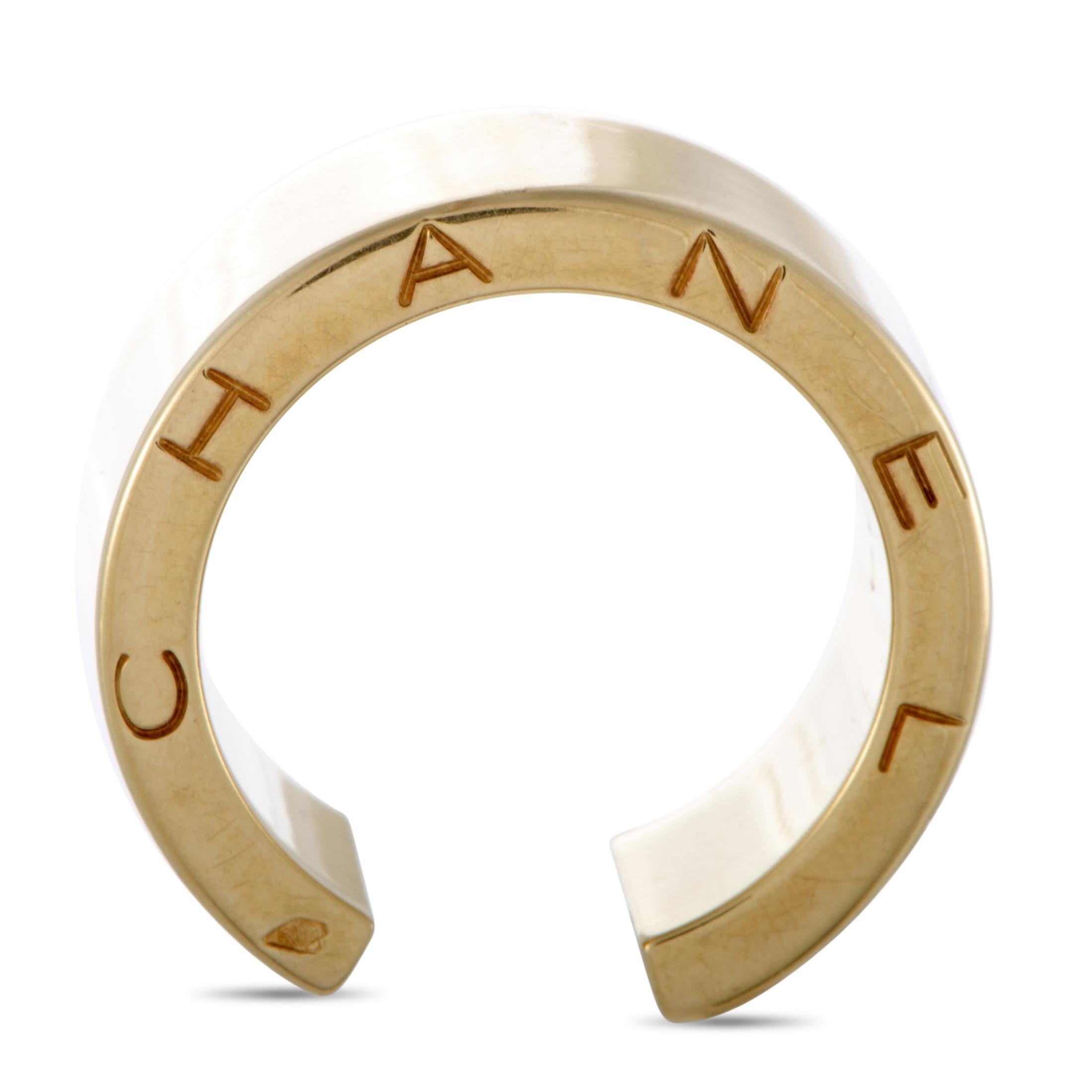 A vision of sublime elegance, this exquisite piece presented by Chanel boasts an endearingly understated design and exceptional craftsmanship quality. The ring is made of classy 18K yellow gold and it weighs 15.1 grams.
