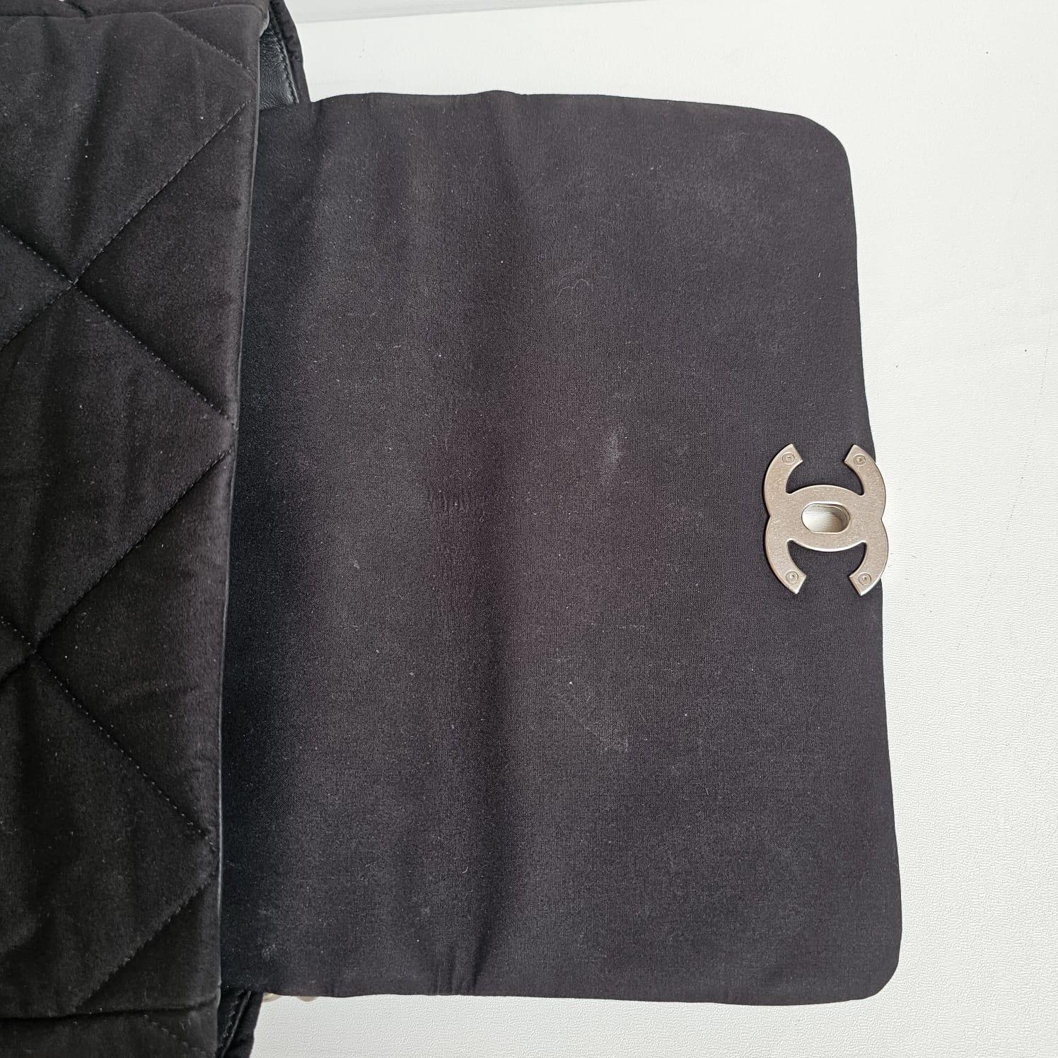 Chanel C19 Large Black Canvas Quilted Flap Bag In Good Condition For Sale In Jakarta, Daerah Khusus Ibukota Jakarta