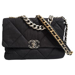 Chanel C19 grand sac à rabat matelassé en toile noire