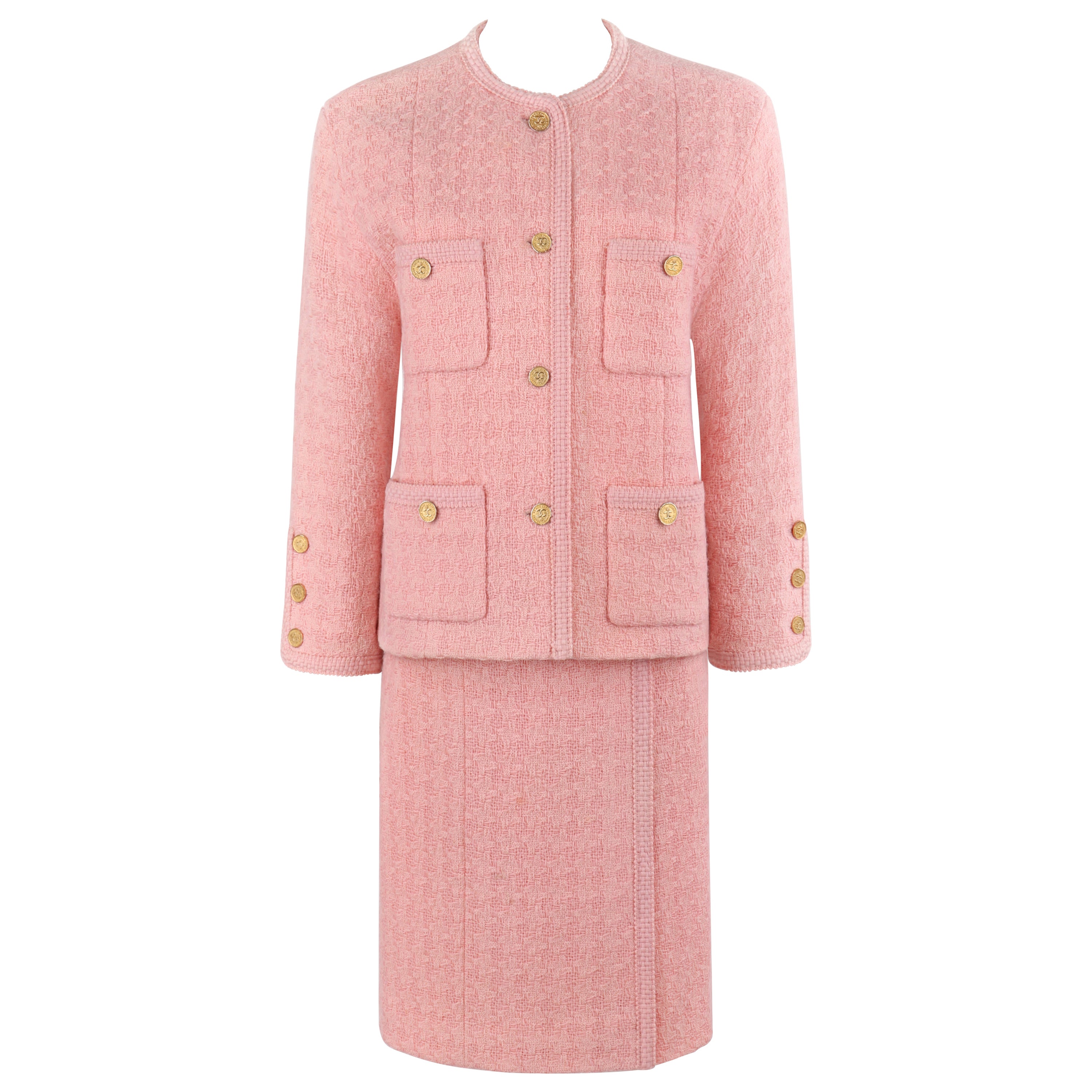 CHANEL, anni '80 circa, 2 pezzi rosa, oro, con bottoni e tessuto in tweed, giacca e gonna.