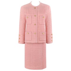CHANEL, anni '80 circa, 2 pezzi rosa, oro, con bottoni e tessuto in tweed, giacca e gonna.