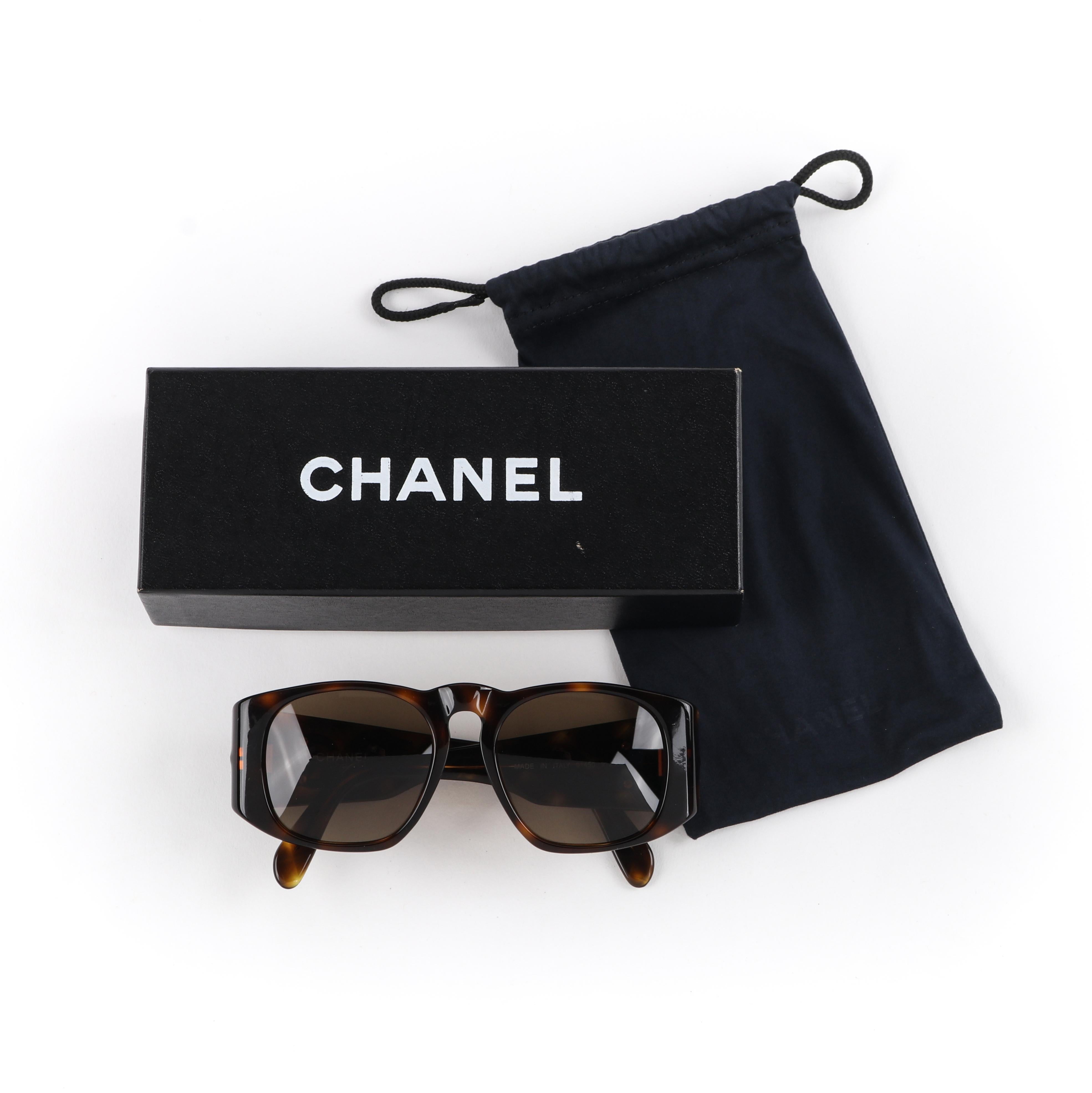 CHANEL c.1980’s Brown Tortoiseshell Quilted Gold CC Logo Sunglasses 01450 w/Box
 
Brand/Manufacturer: Chanel
Circa: 1980’s
Style: Oversized sunglasses
Lined: No
Color(s): Shades of brown, yellow
Unmarked Fabric Content (feel of): Frame: Plastic;