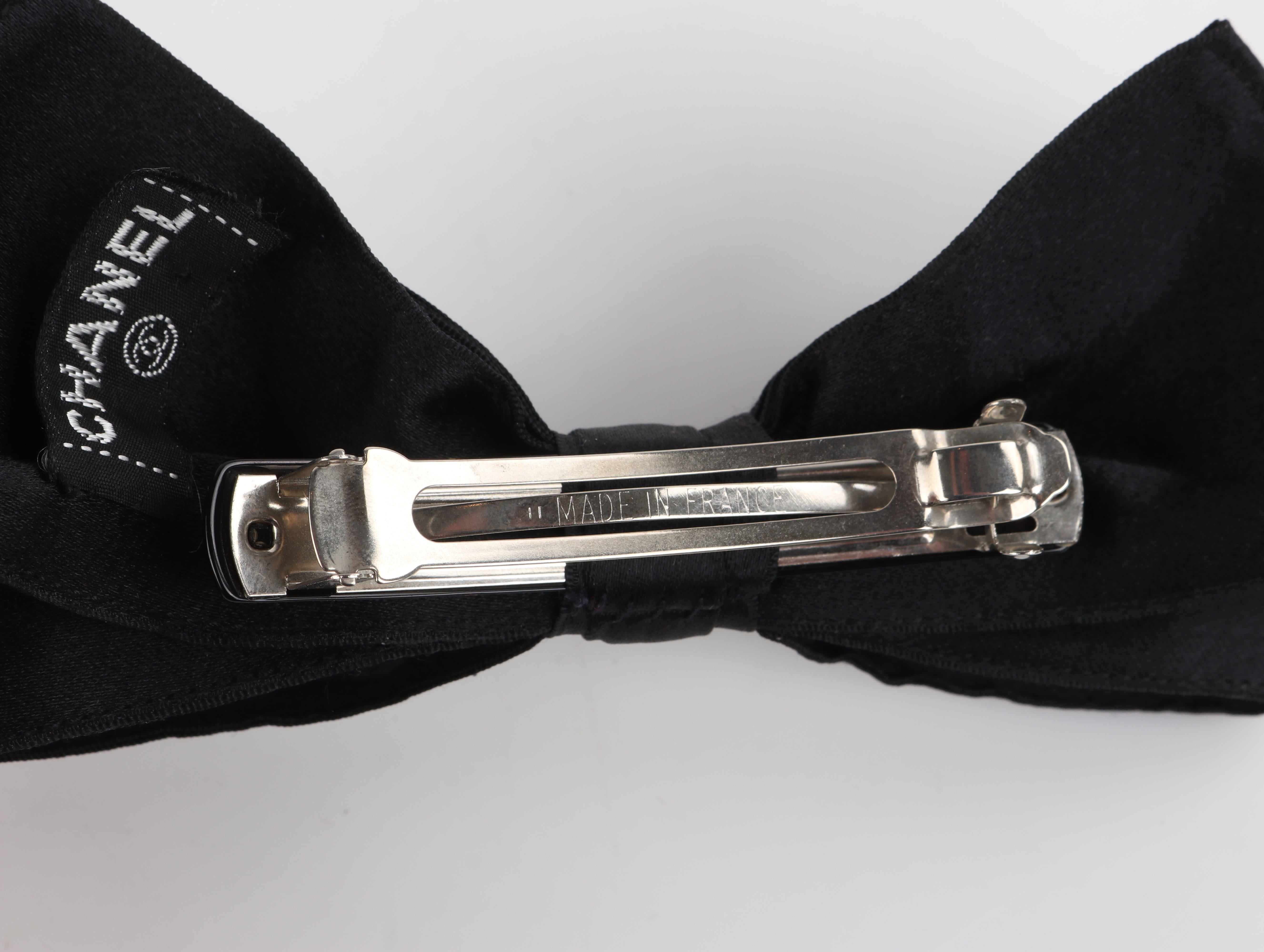 CHANEL c.1980's Vtg Negro Satinado Plata Pasador Gran Lazo Accesorio para el Pelo en venta 6