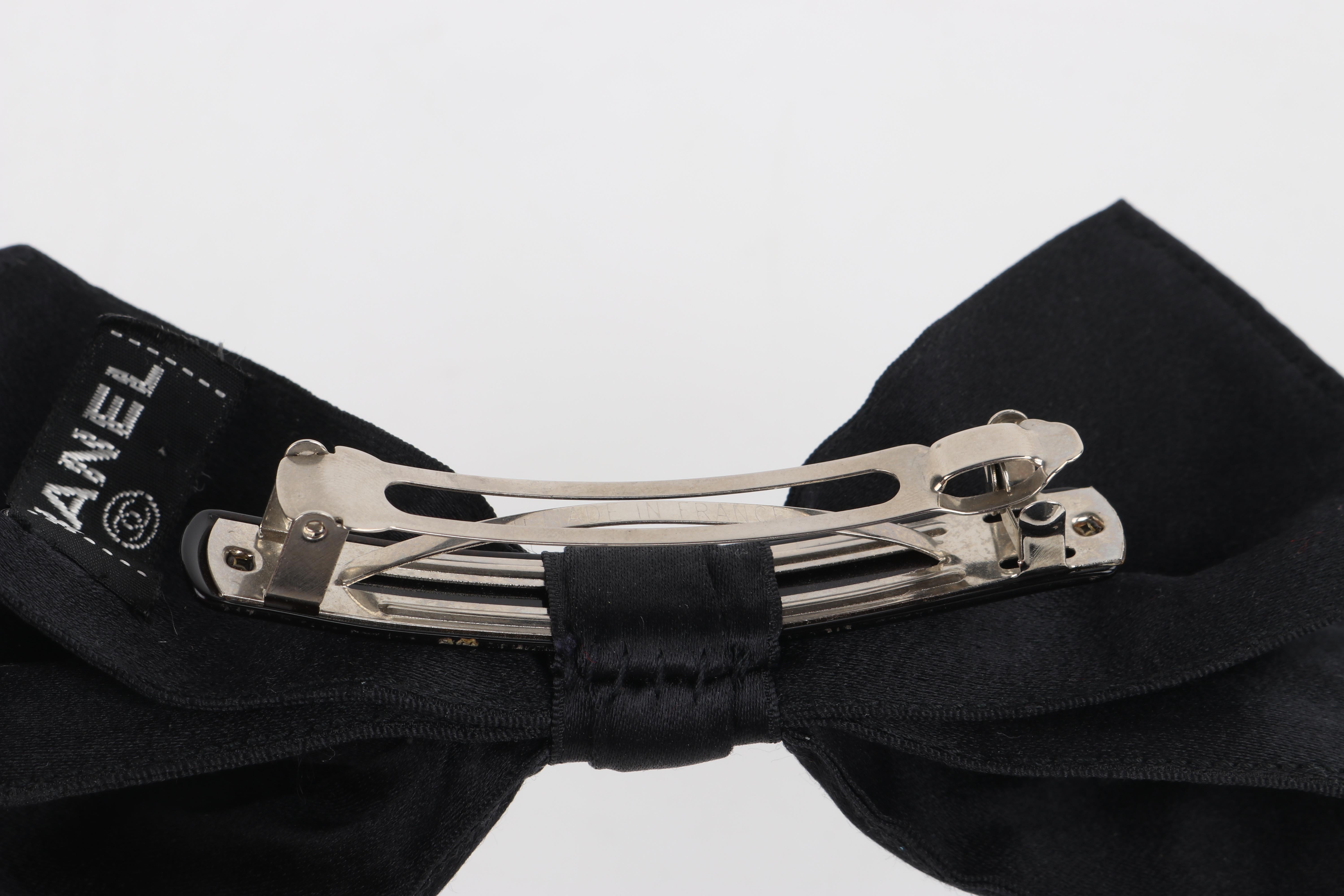 CHANEL c.1980's Vtg Negro Satinado Plata Pasador Gran Lazo Accesorio para el Pelo en venta 7