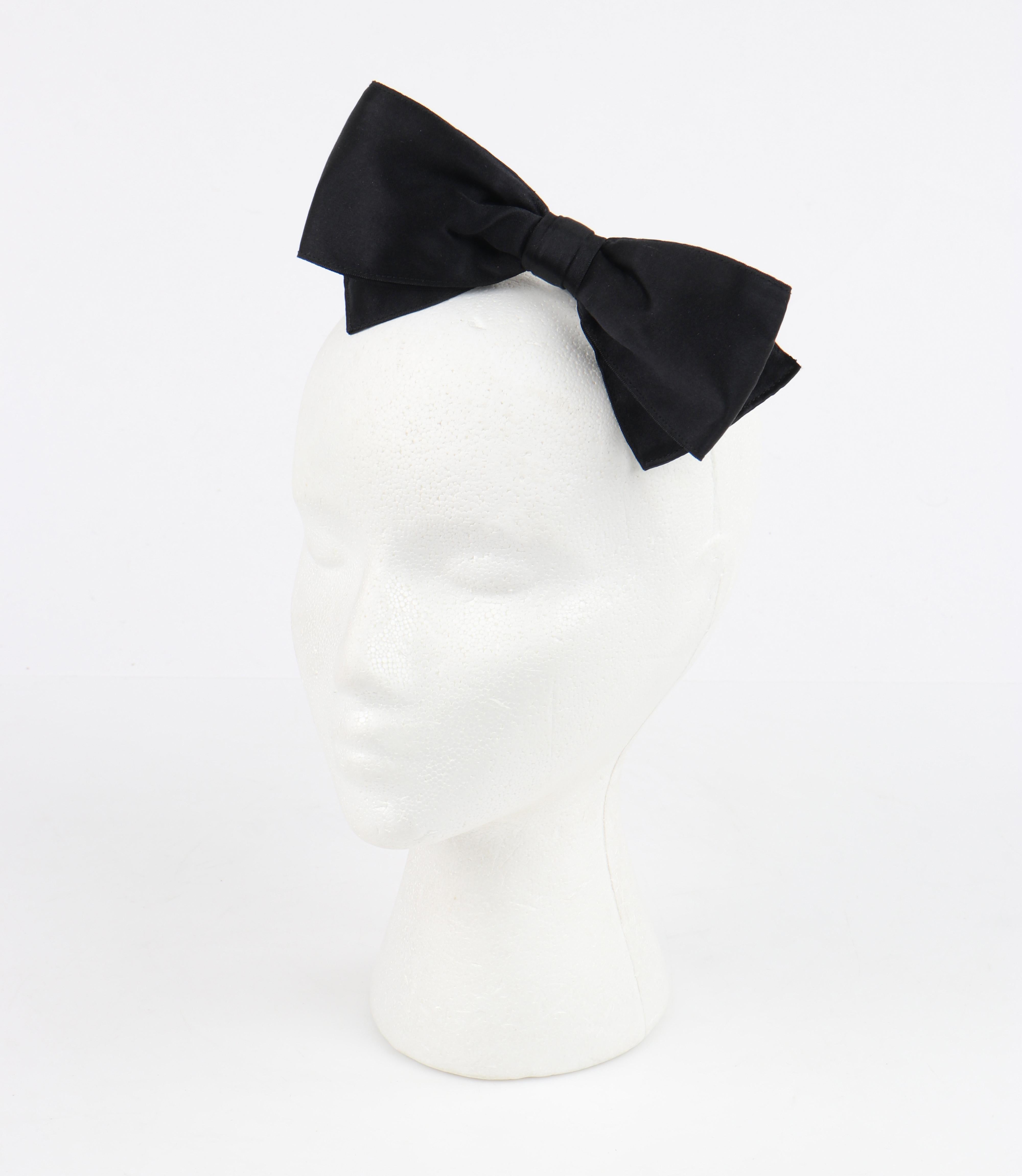 CHANEL c.1980's Vtg Negro Satinado Plata Pasador Gran Lazo Accesorio para el Pelo

Marca / Fabricante: Chanel
Colección: c.1980's
Diseñador: Karl Lagerfeld
Estilo: Pasador/clip para el pelo
Color(es): negro
Forrado: No
Sin marcar Tejido (sensación