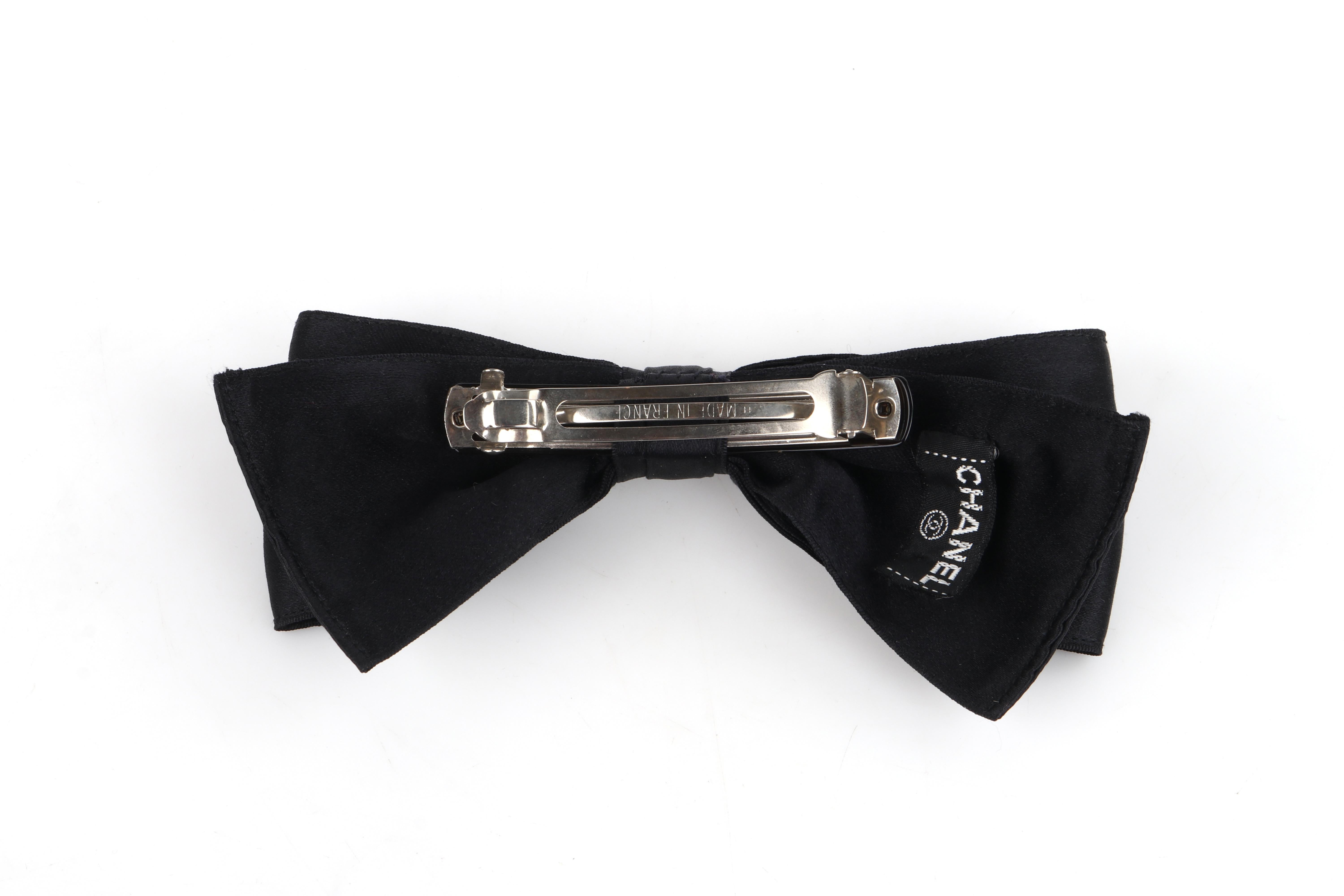 CHANEL c.1980's Vtg Negro Satinado Plata Pasador Gran Lazo Accesorio para el Pelo en venta 4