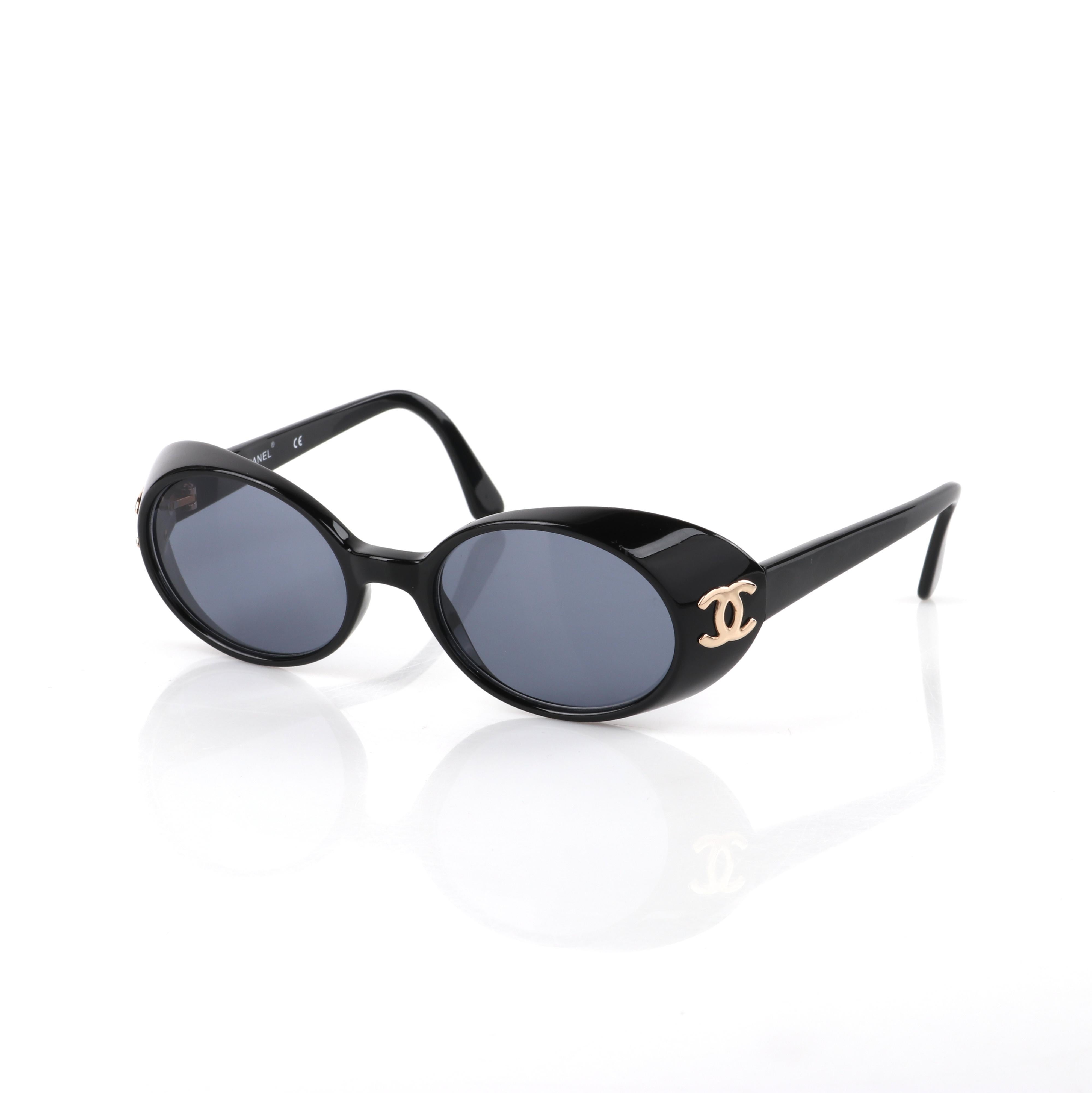 CHANEL c.1990's Gafas de sol ovaladas negras Logo CC dorado de plástico 05976 c/Caja en Bueno Estado en Thiensville, WI