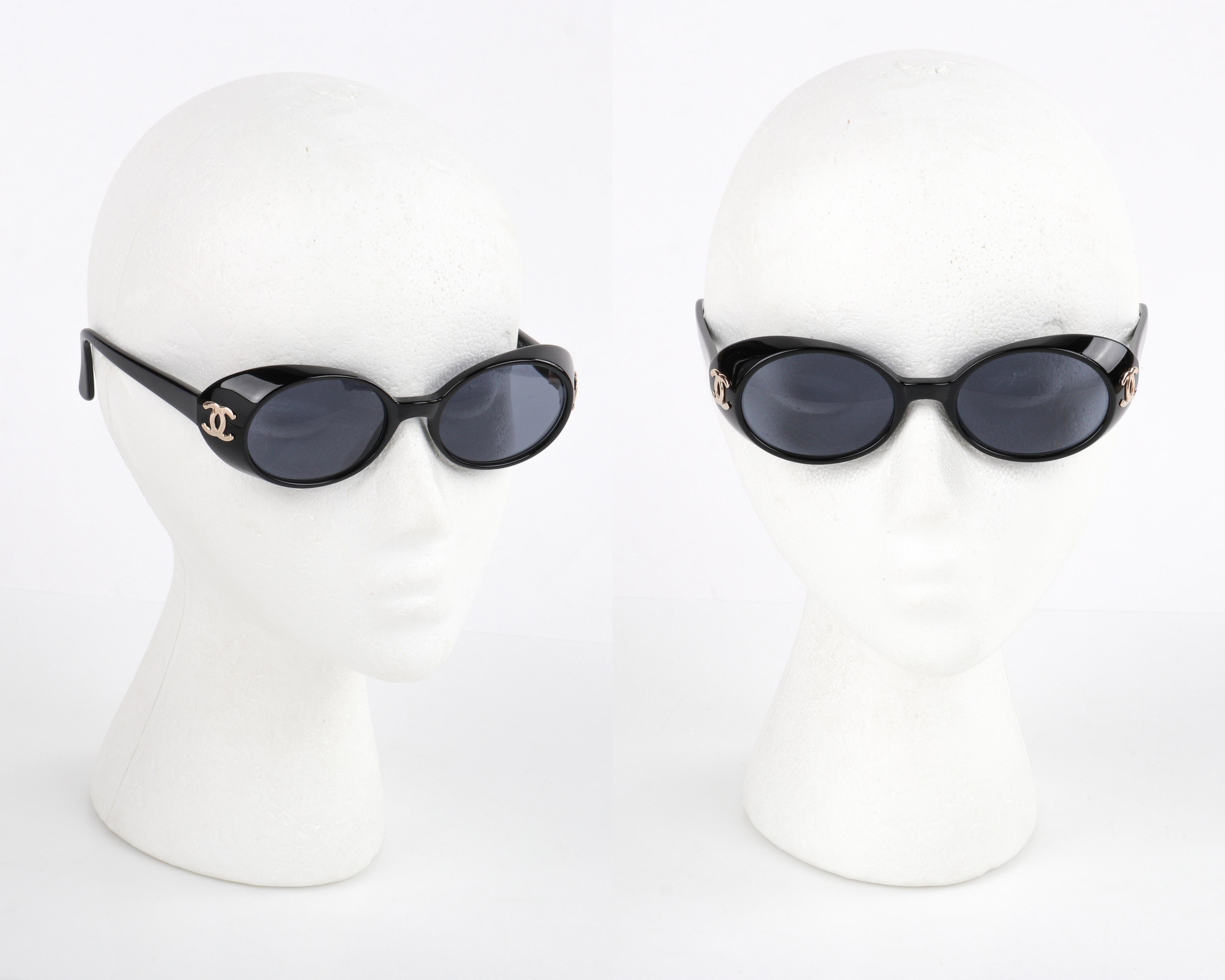 De las mujeres CHANEL c.1990's Gafas de sol ovaladas negras Logo CC dorado de plástico 05976 c/Caja