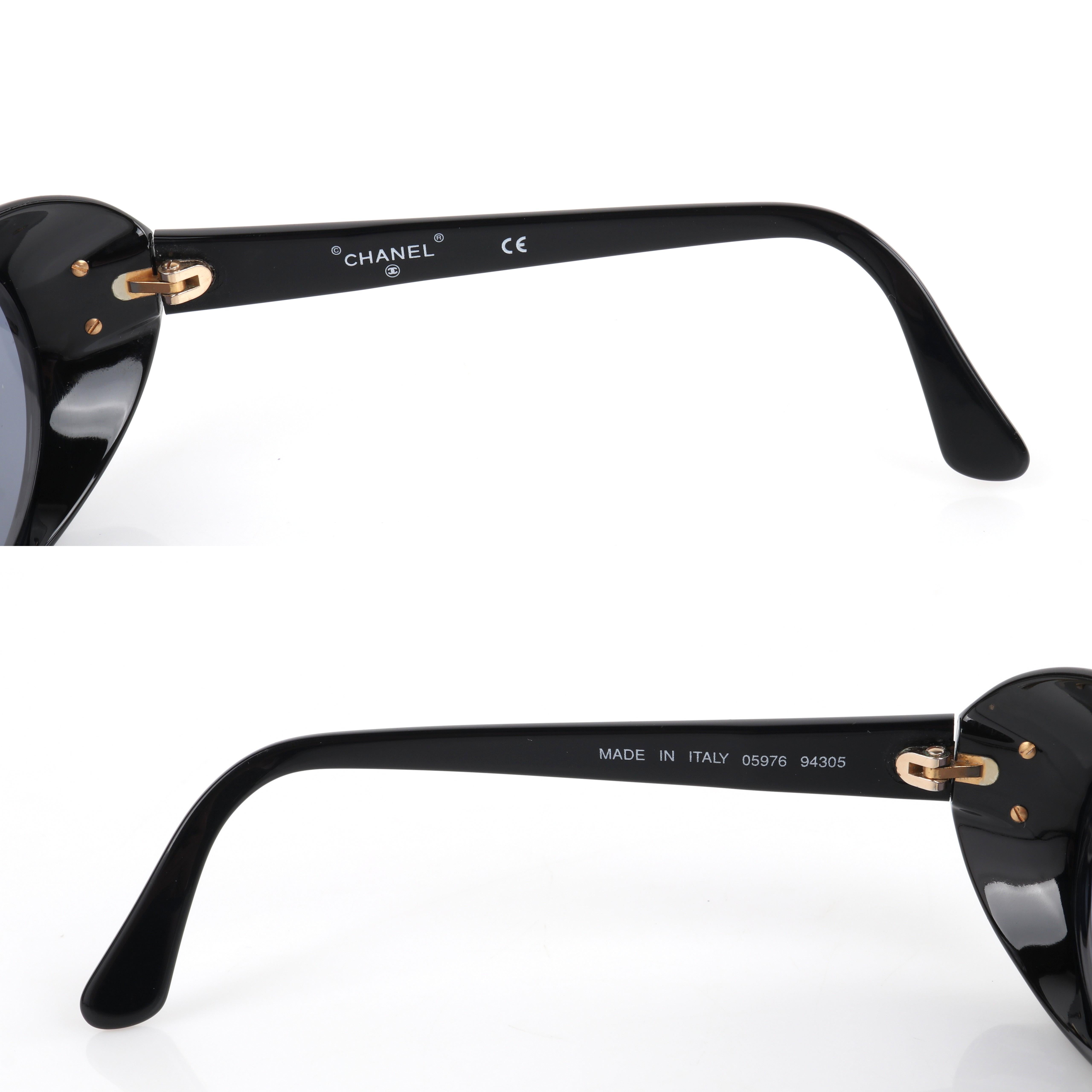 CHANEL c.1990's Gafas de sol ovaladas negras Logo CC dorado de plástico 05976 c/Caja 3