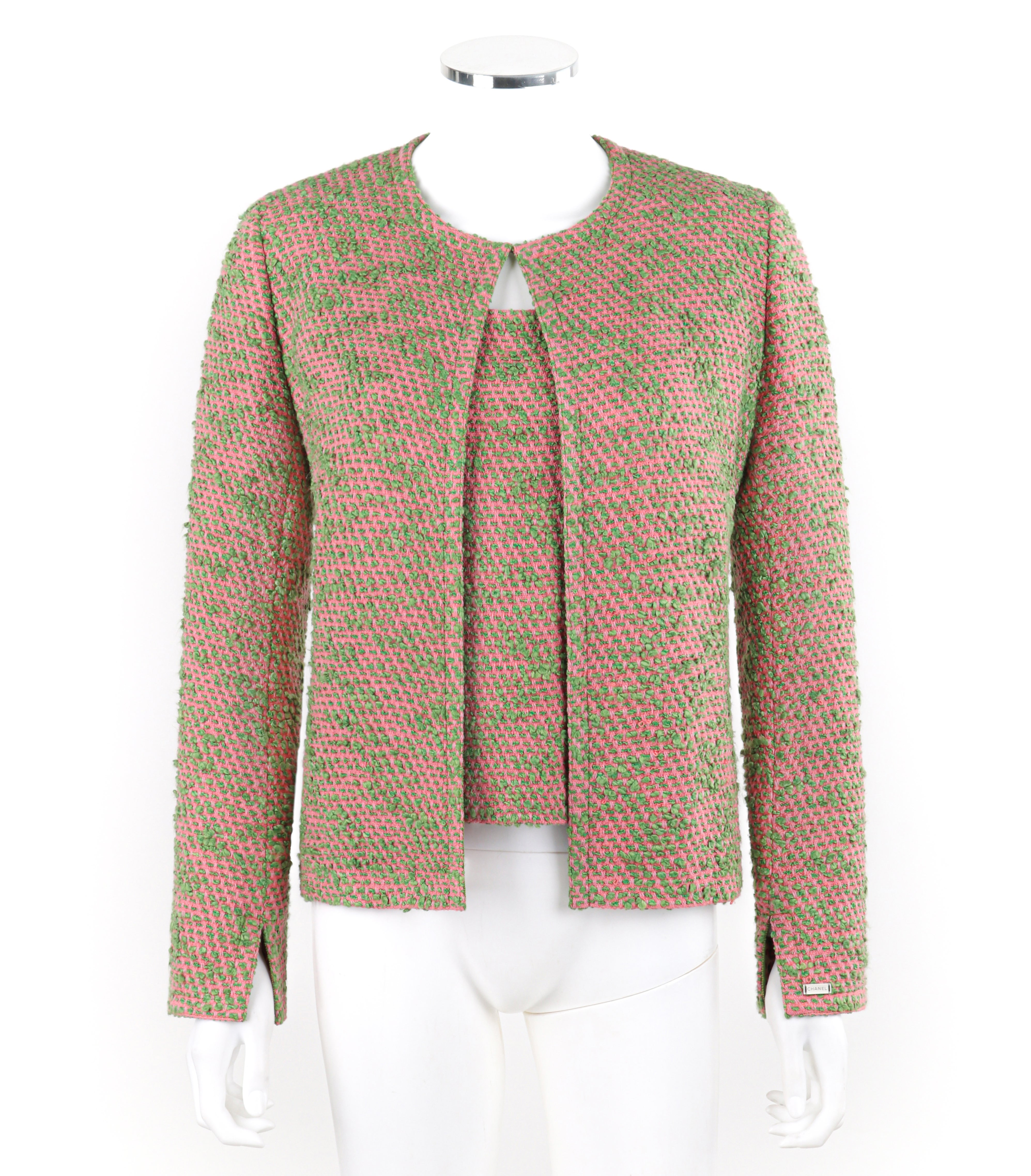 Marque / Fabricant : Chanel
Circa : 2000s
Designer : Karl Lagerfeld
Style : Ensemble veste et top
Couleur(s) : Nuances de rose, vert, blanc, violet, bleu 
Doublée : Oui
Teneur en tissu marquée : 