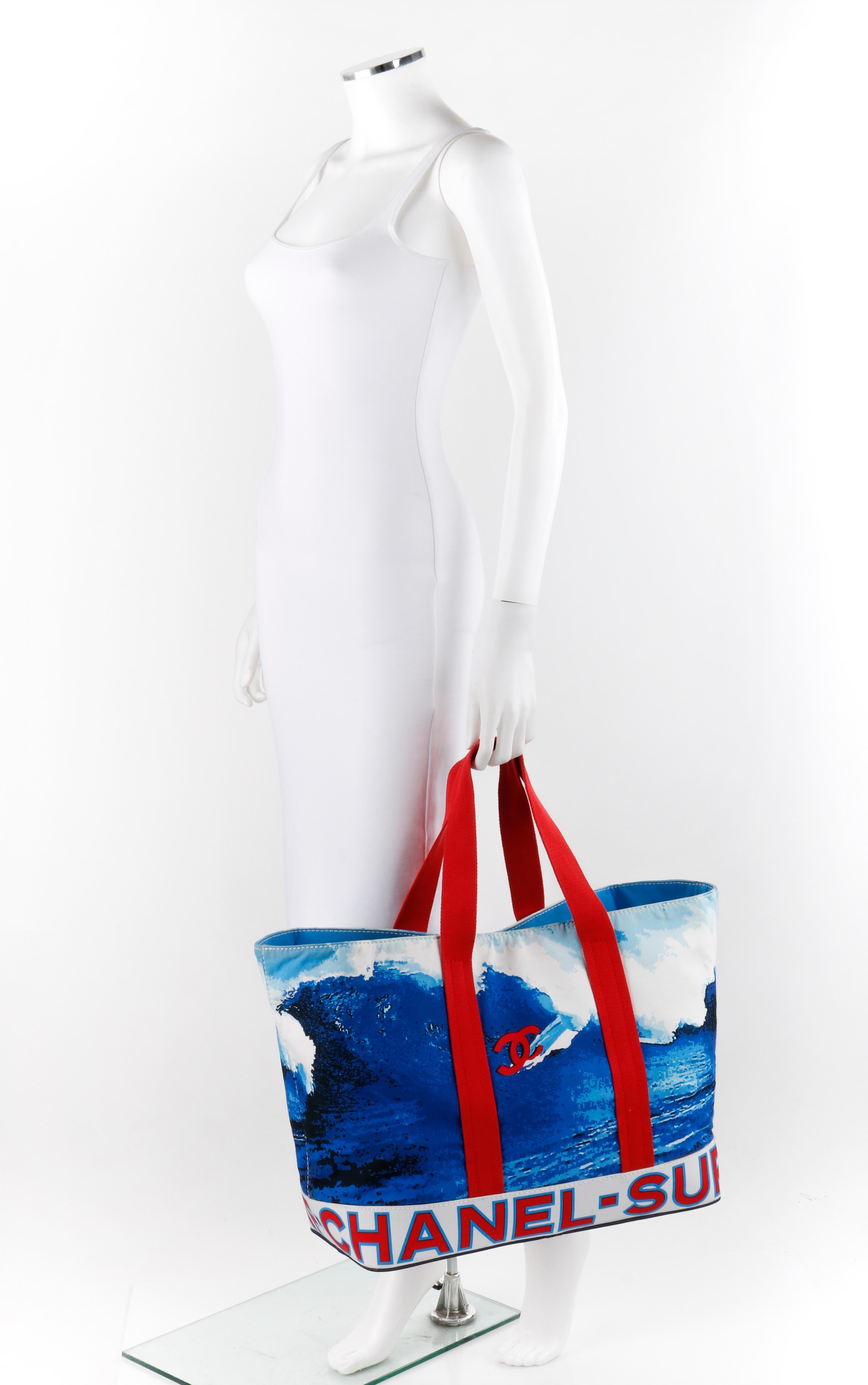 CHANEL c.2002 Rot Weiß Blau CC Surf Wave Canvas Strandtasche Große Tragetasche im Zustand „Gut“ in Thiensville, WI