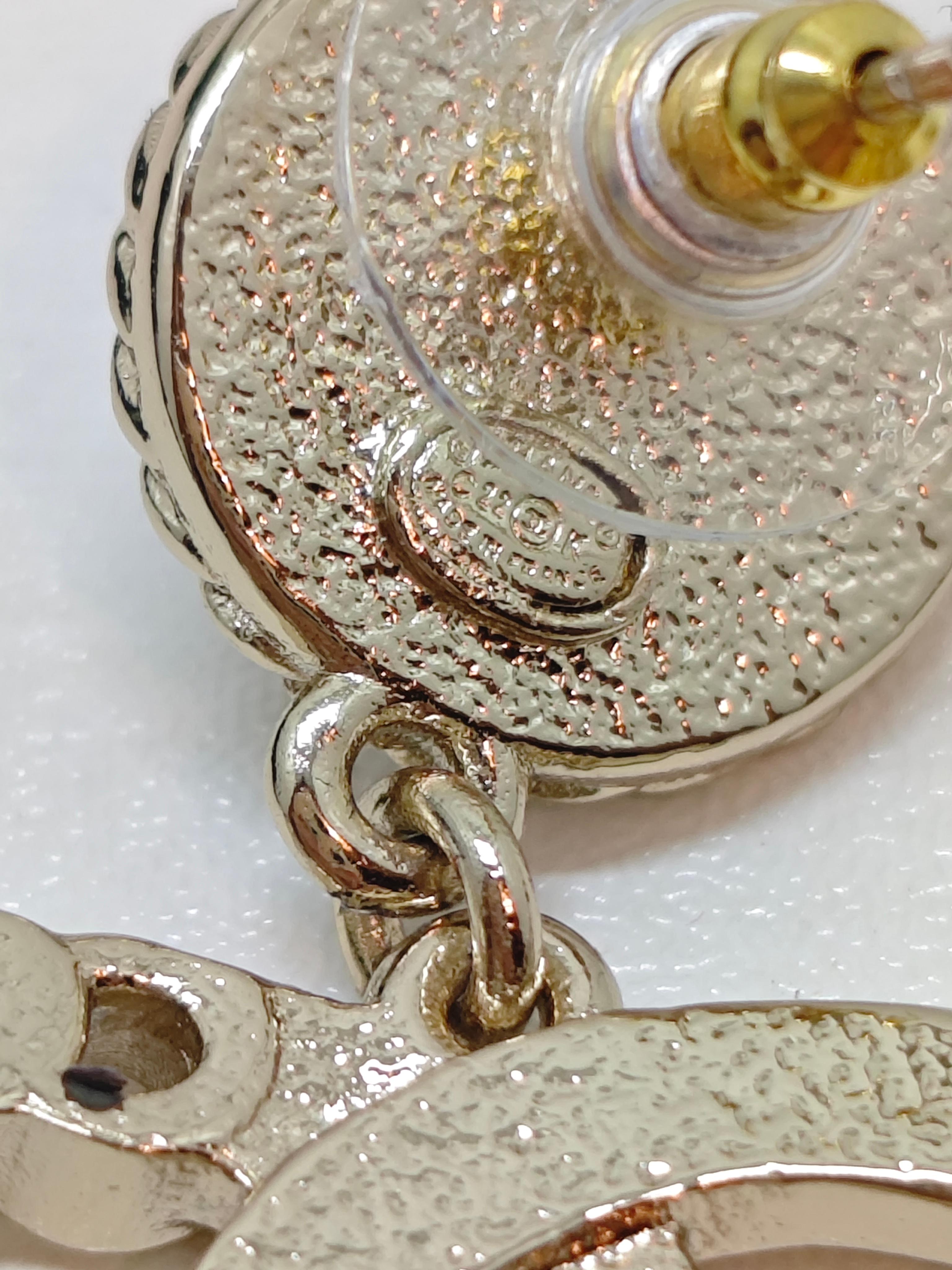 Make a statement with the Chanel C22 Large CC Alphabet Oversized Earrings, an eye-catching piece that embodies the brand’s signature glamour and sophistication. Featuring Chanel’s iconic interlocking CC logo, these oversized earrings are designed to