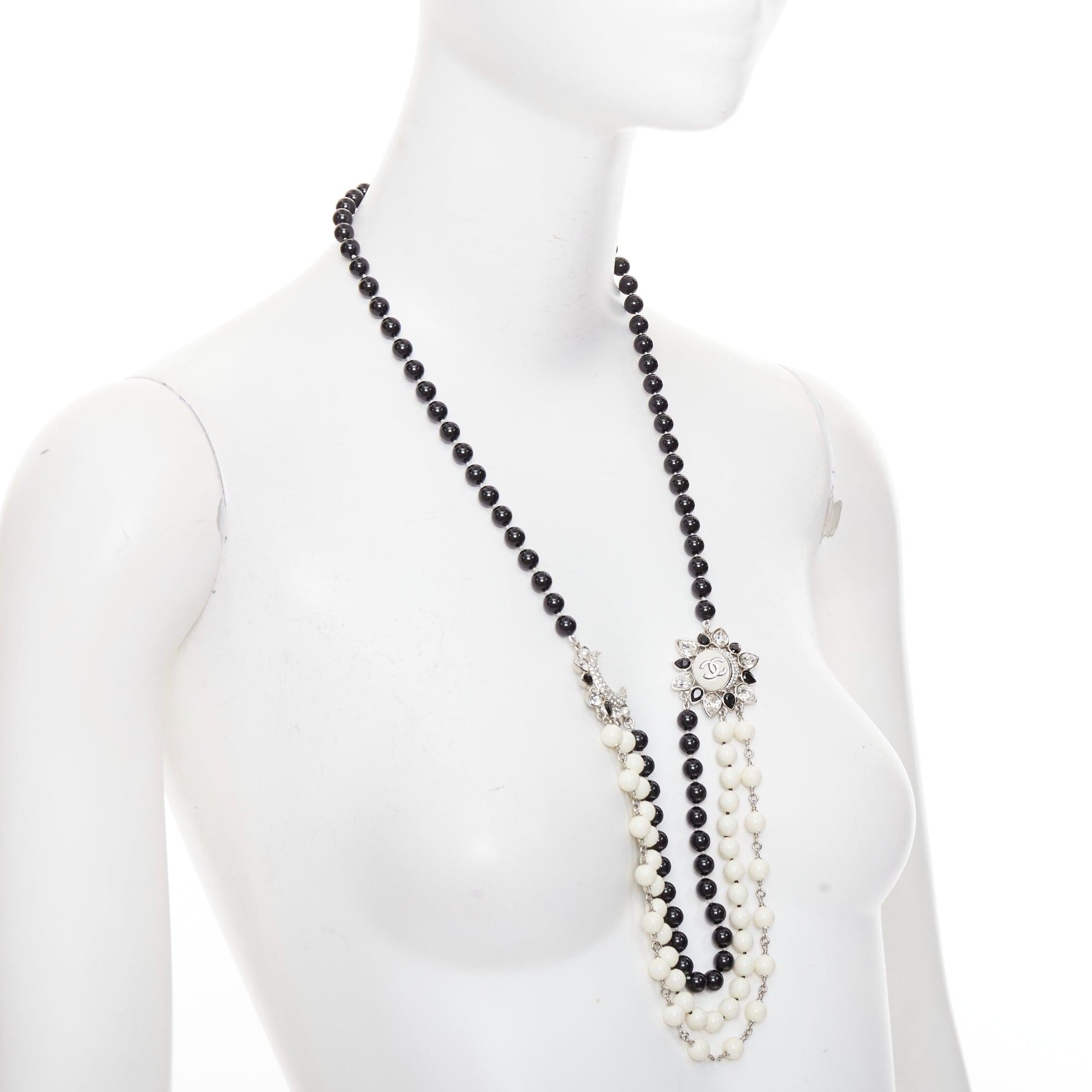 Sautoir CHANEL C23C cristal CC logo soleil lune noir blanc perles Excellent état - En vente à Hong Kong, NT