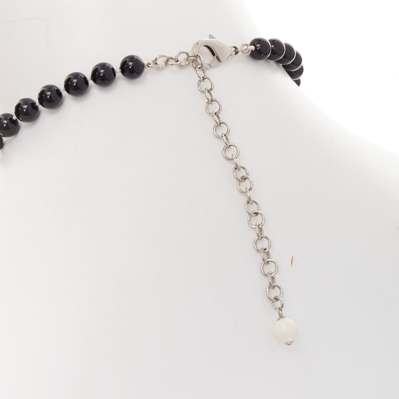 Sautoir CHANEL C23C cristal CC logo soleil lune noir blanc perles en vente 3