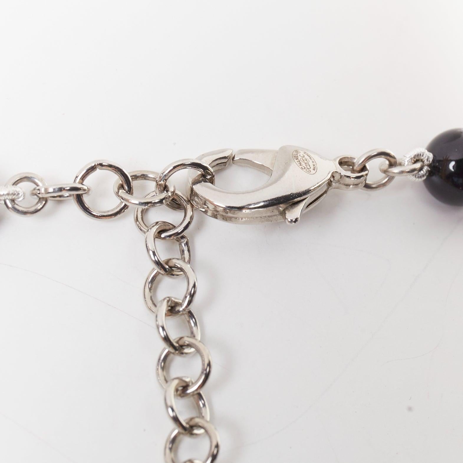 Sautoir CHANEL C23C cristal CC logo soleil lune noir blanc perles en vente 4