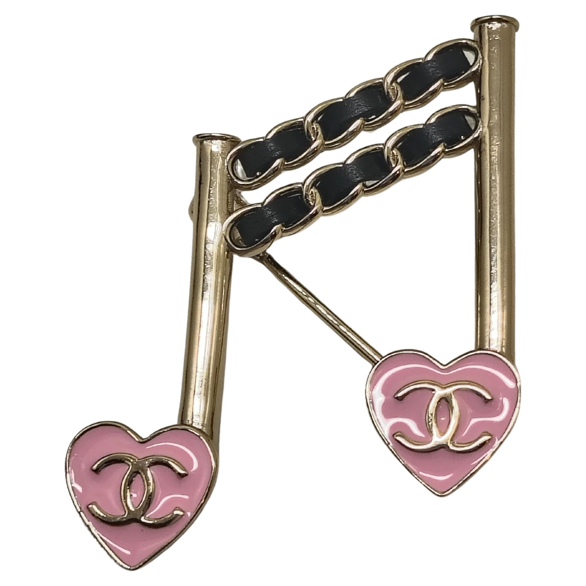 Chanel Collection S24 Broche en forme de note de musique - Coeur rose et détails de la chaîne en vente