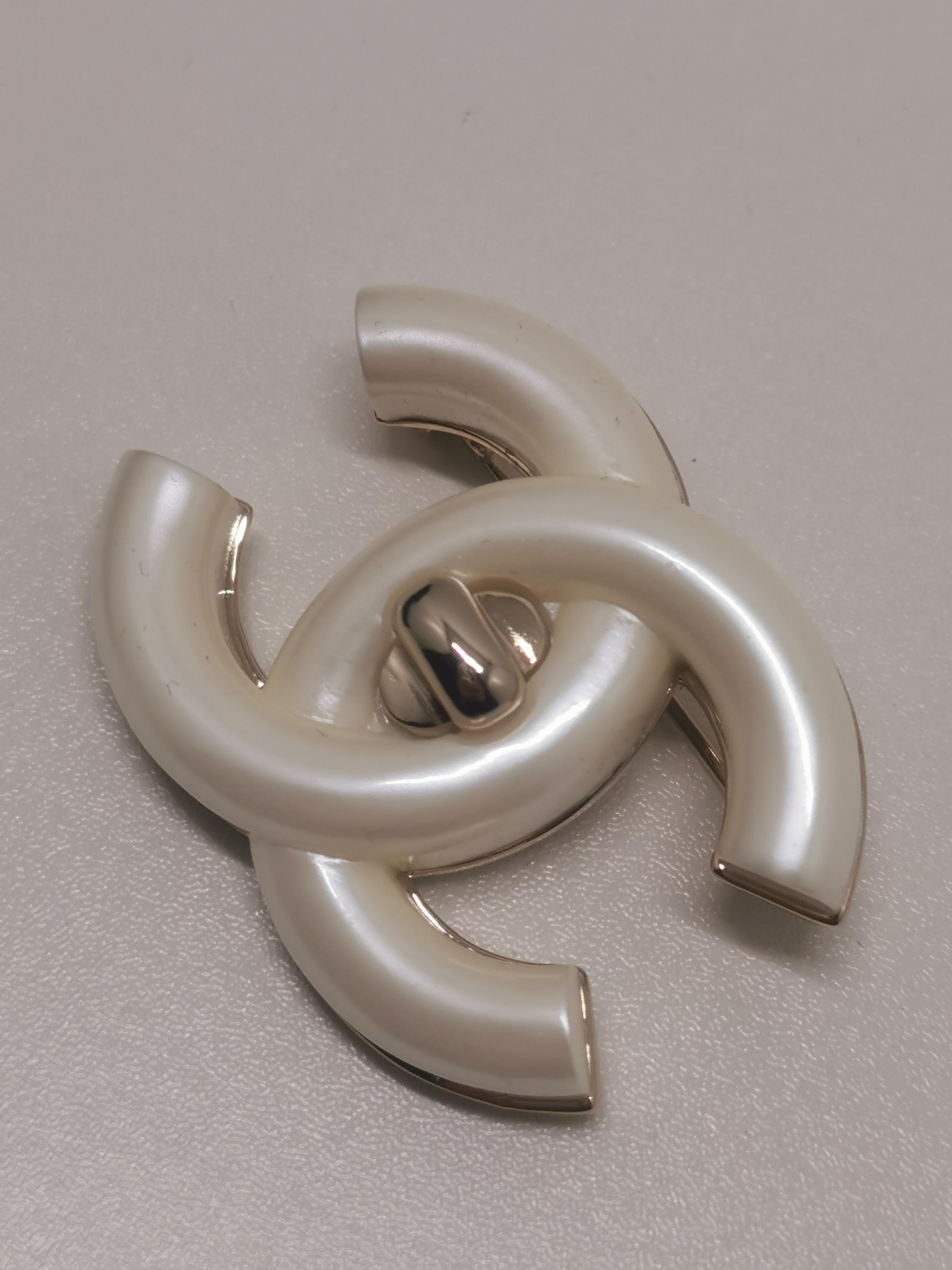 Chanel C24 Large Oversized CC Pearl Brooch In Excellent Condition For Sale In PUTNEY, NSW