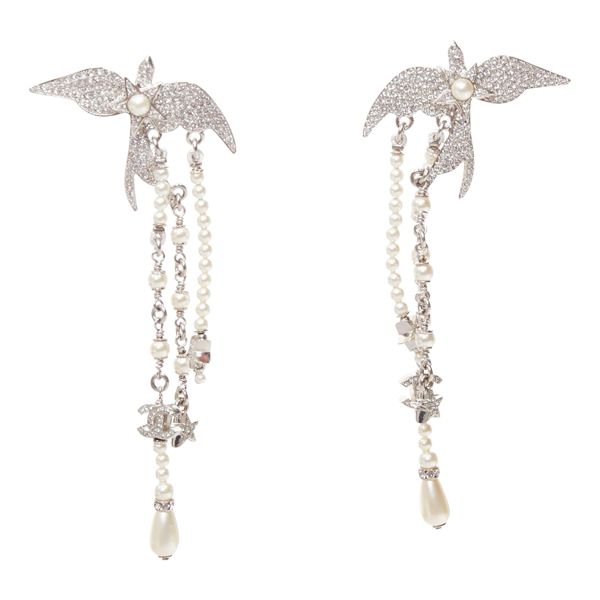 Chanel C25S Orecchini a goccia con perle di vetro e strass in tono d
argento in vendita