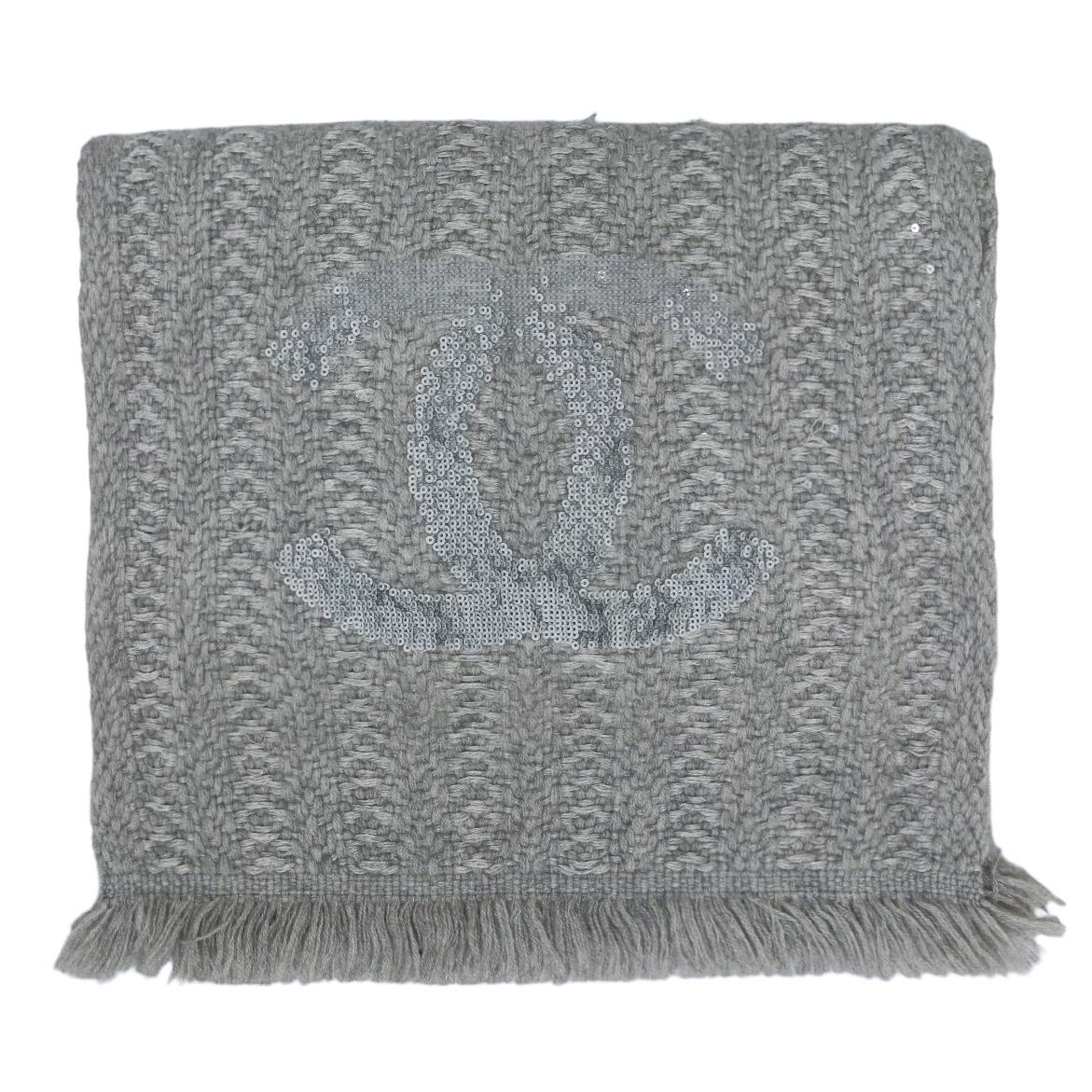 Chanel grey large scarf in cashmere and silk, with sequins. This large cashmere scarf has fringed trims at each end and a large CC in sequins.
Condition : very good
Made in Italy
Measurements : 212 x 35 cm
Stamp : yes