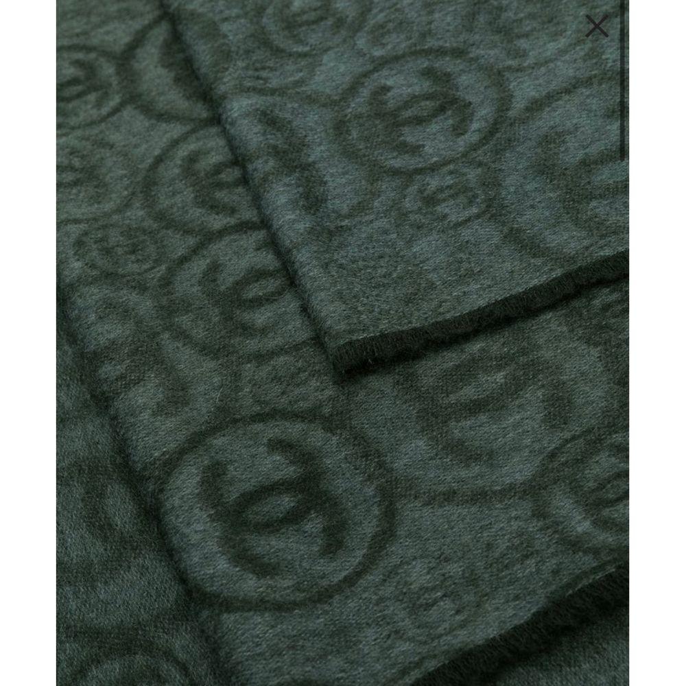 Chanel cachemire shawl scarf
size: 140 x 140 cm