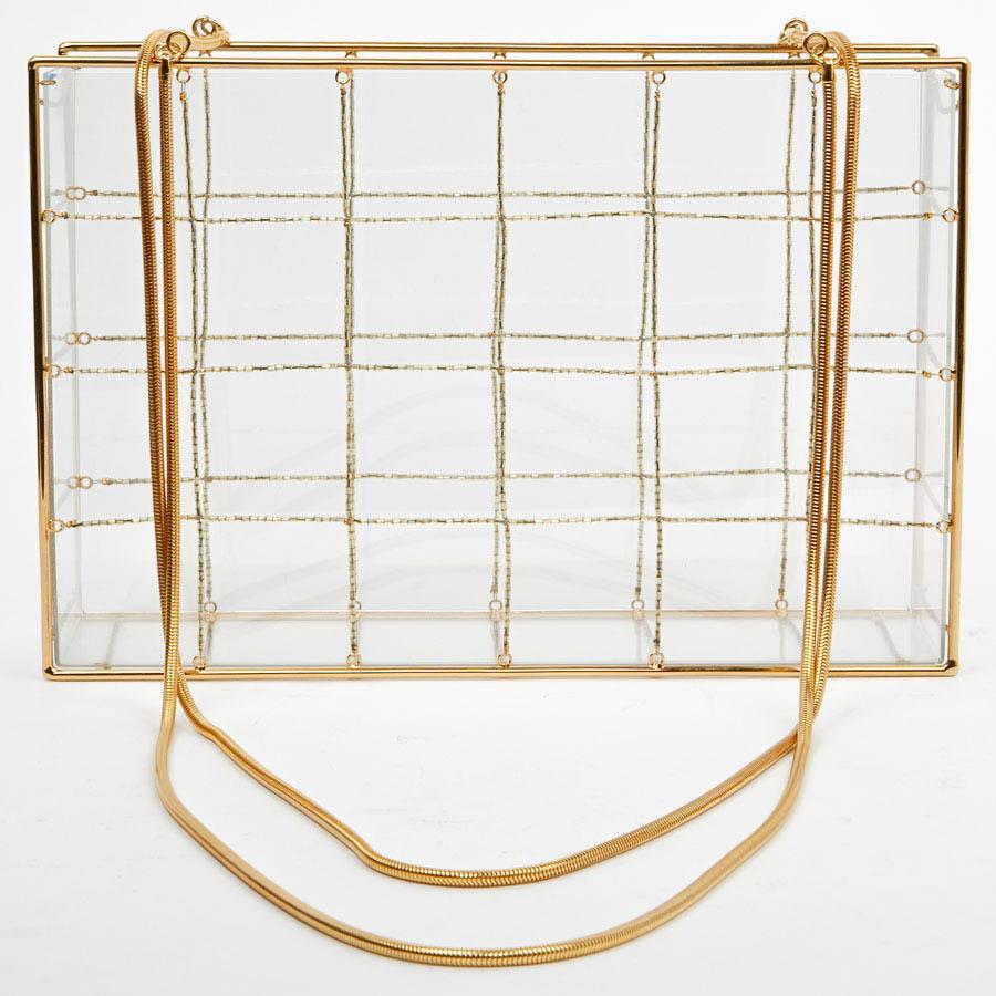 This transparent bag is made of a mixture of three materials (plexi, pearls and metal). It is in perfect condition.
The dimensions are length 27 cm x height 18 cm x depth 6 cm.
Each gold metal chain measures 89 cm.