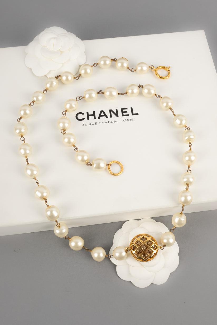 Chanel - (Made in France) Costume pearl necklace with a golden metal element composed of tiny pearls. Jewelry from the 1990s.

Additional information:
Condition: Good condition
Dimensions: Length: 87 cm
Period: 20th Century

Seller Reference: CB243