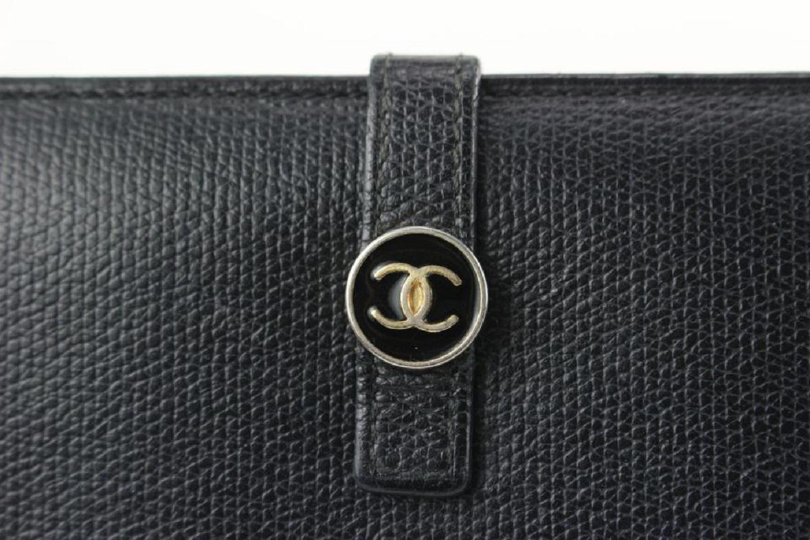 Chanel - Portefeuille à rabat long en cuir de veau avec logo CC et boutons 124cas76 en vente 4