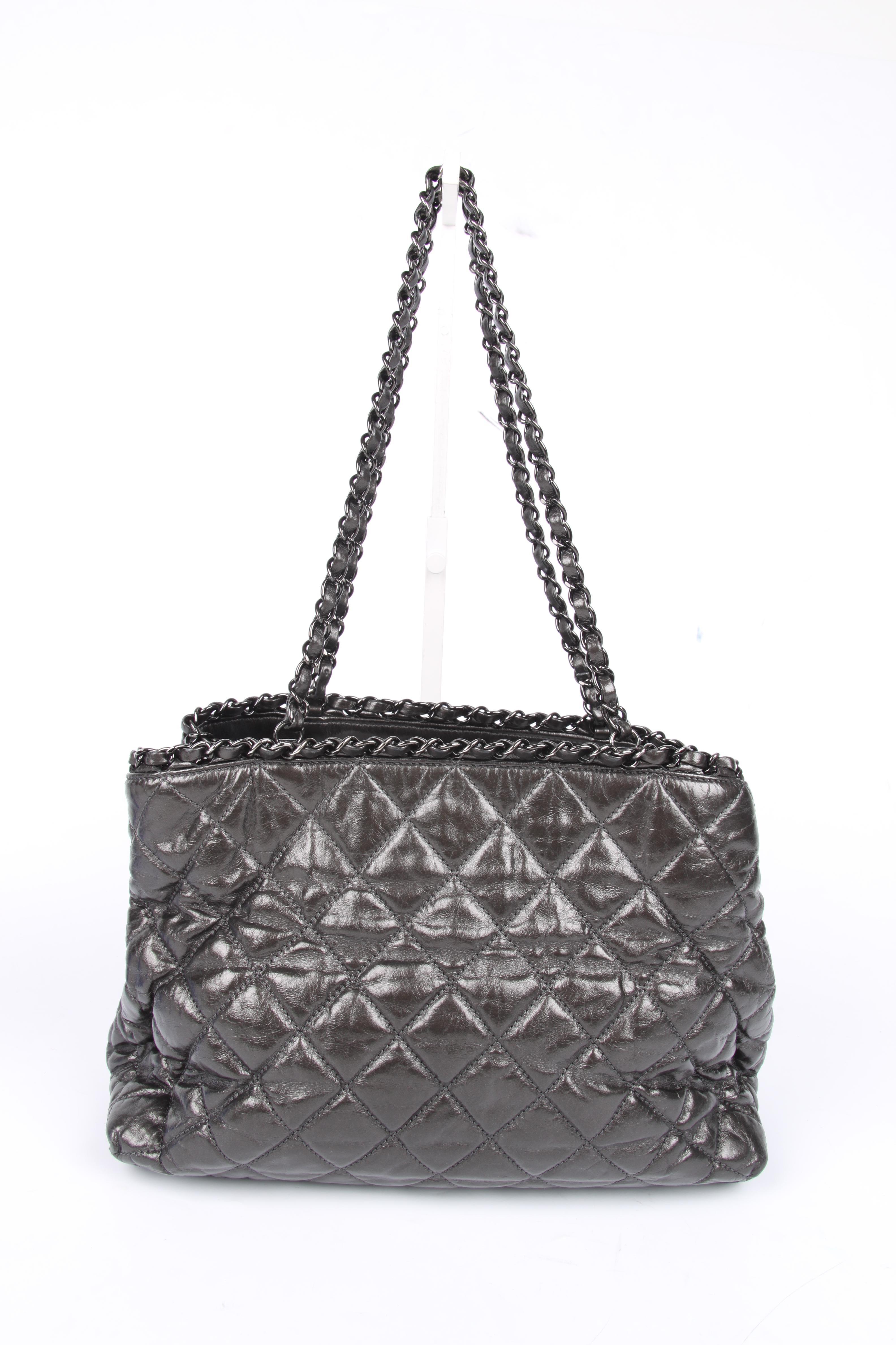 Wowww! Another adorable bag by Chanel; this is the Chain Me Tote Bag.

Crafted from calf-skin leather with a grey metallic finish. A large stitched frontal Chanel CC logo at the front and blackish/silver hardware. The shoulder chains each measure 59