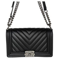 Chanel Cuir de veau Chevron matelassé Boy Flap Moyen Noir