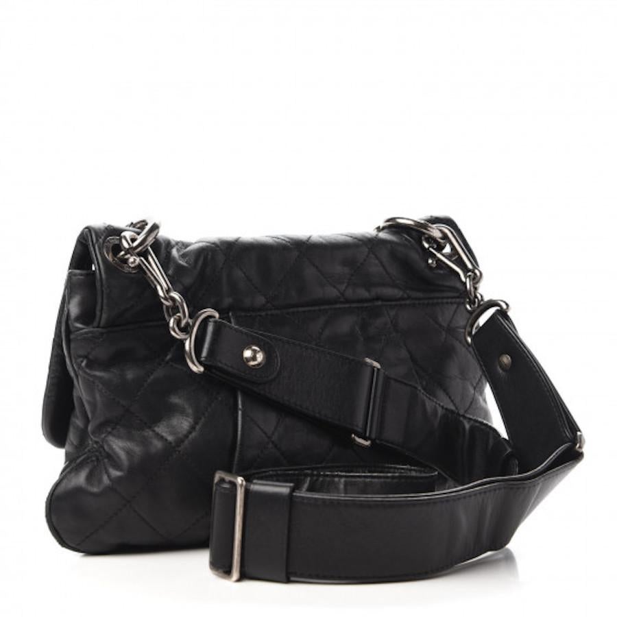This stunning shoulder bag is made of luxurious diamond quilted black leather. The bag features a ruthenium chain link top handle and a black leather shoulder strap as well as a ruthenium Chanel CC turn lock that opens to a grey fabric interior with