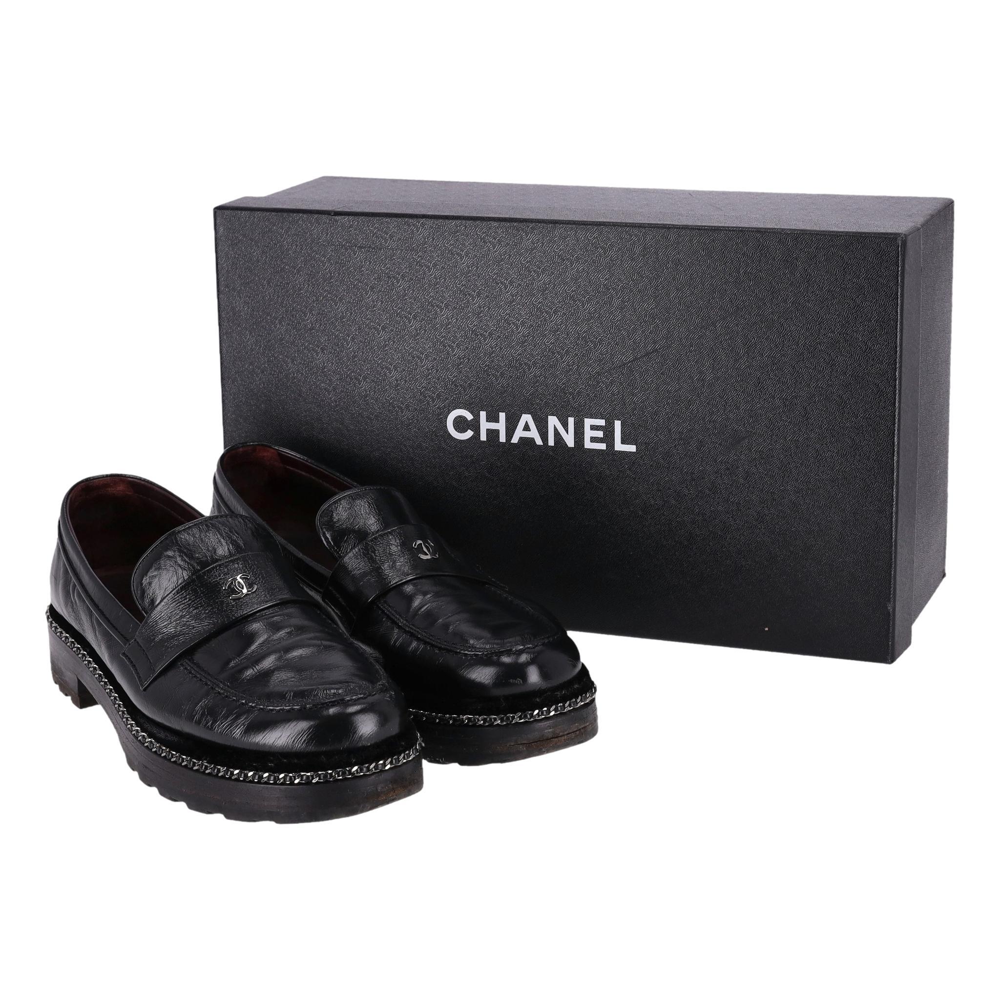 Rare Item - Chanel Calfskin Leather 'CC' Logo & Chain Moccasin Loafers

Black loafers crafted from crinkled calfskin leather and detailed with silver 'CC' logo to the front and trim wrap-around chain detail.

Featuring platform soles, round toe and