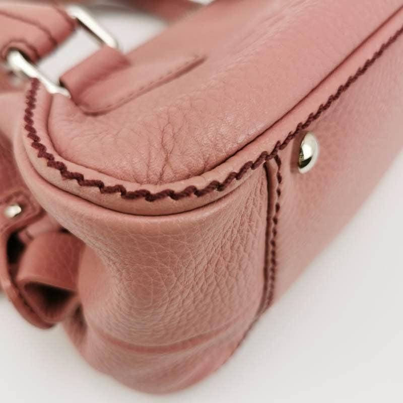 CHANEL, petit sac bowler rose en cuir de veau à pompons en vente 5
