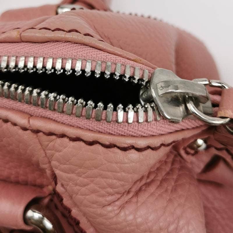 CHANEL, petit sac bowler rose en cuir de veau à pompons en vente 6