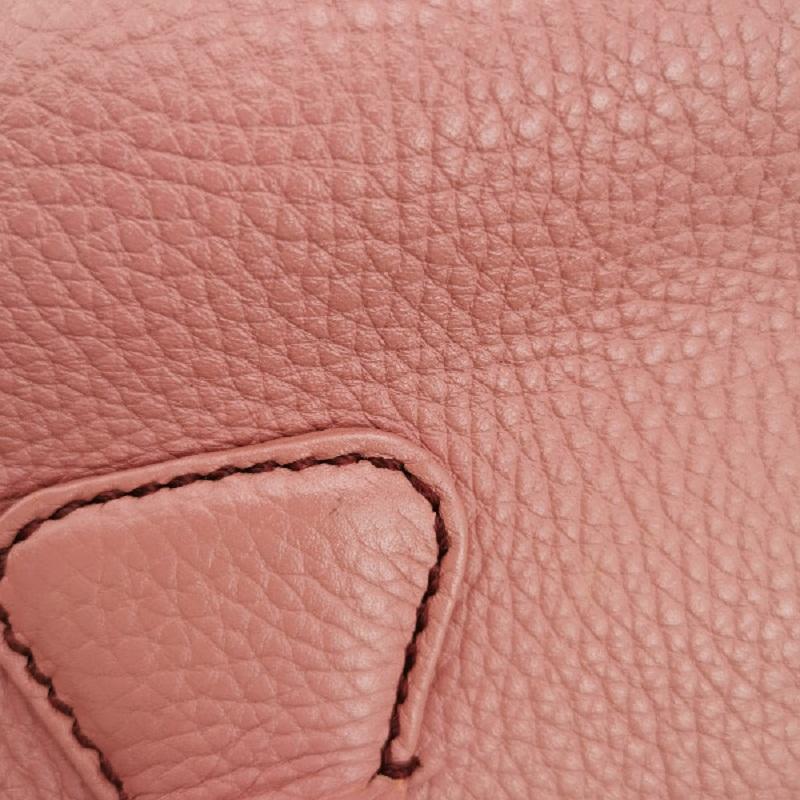 CHANEL, petit sac bowler rose en cuir de veau à pompons en vente 7