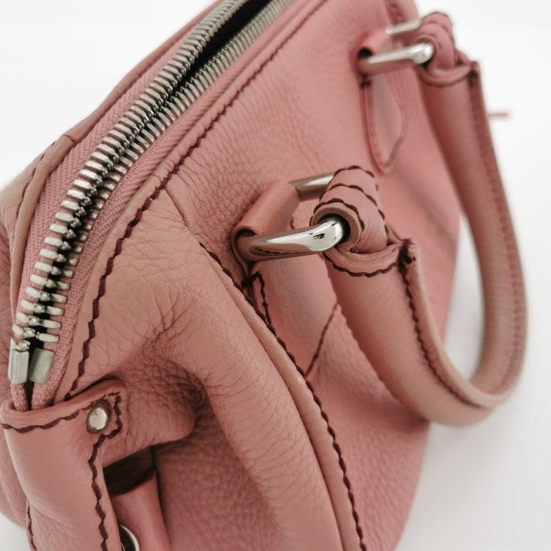 CHANEL, petit sac bowler rose en cuir de veau à pompons en vente 8