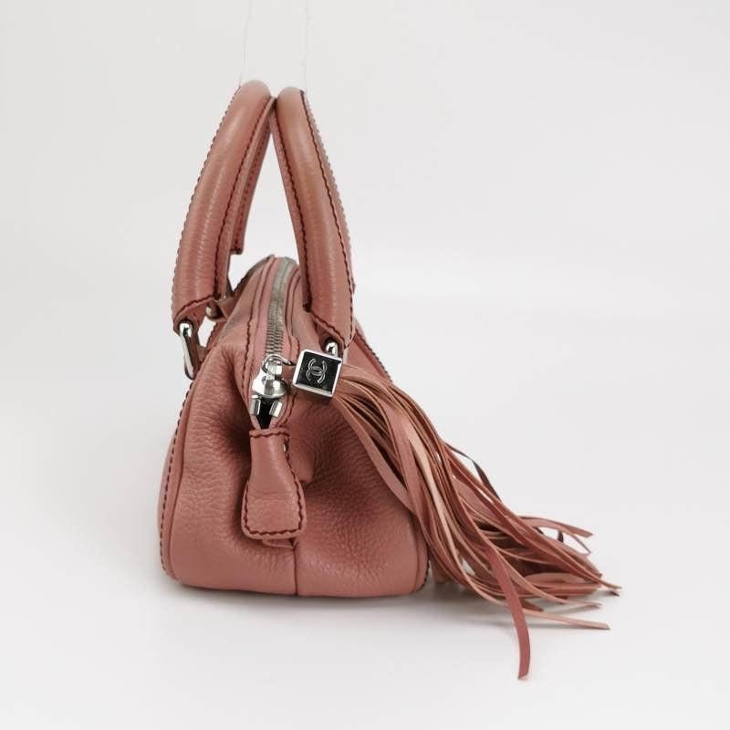 Marron CHANEL, petit sac bowler rose en cuir de veau à pompons en vente