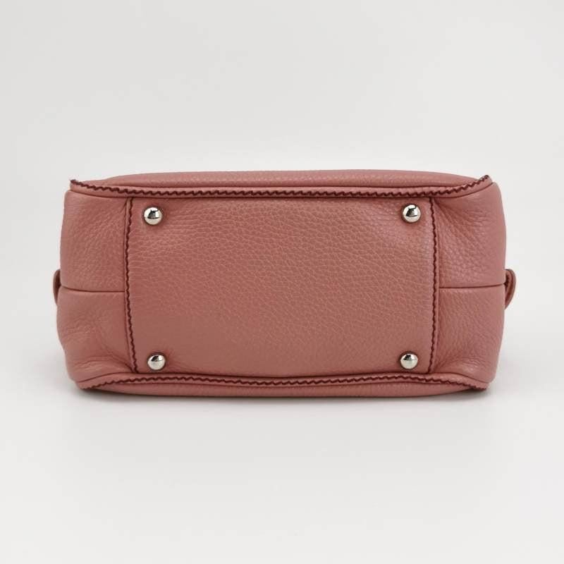 CHANEL, petit sac bowler rose en cuir de veau à pompons Pour femmes en vente