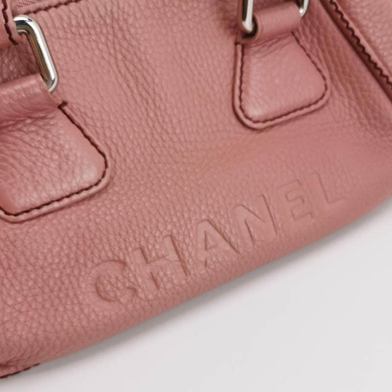 CHANEL, petit sac bowler rose en cuir de veau à pompons en vente 1