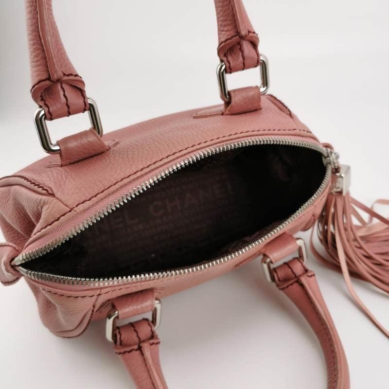 CHANEL, petit sac bowler rose en cuir de veau à pompons en vente 3