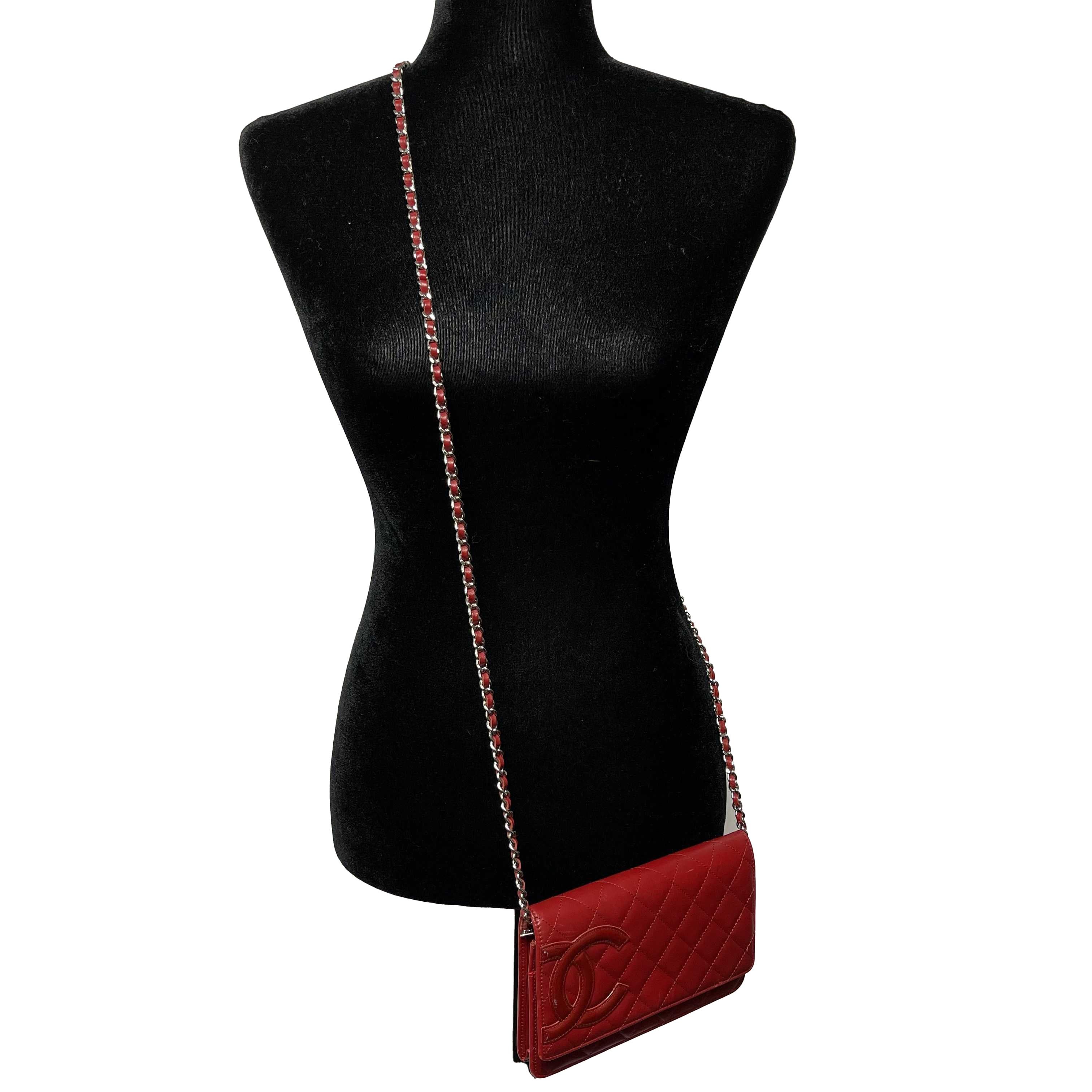 CHANEL Kalbsleder Gesteppt Cambon Rot / Silber Brieftasche an Kette Crossbody im Angebot 8