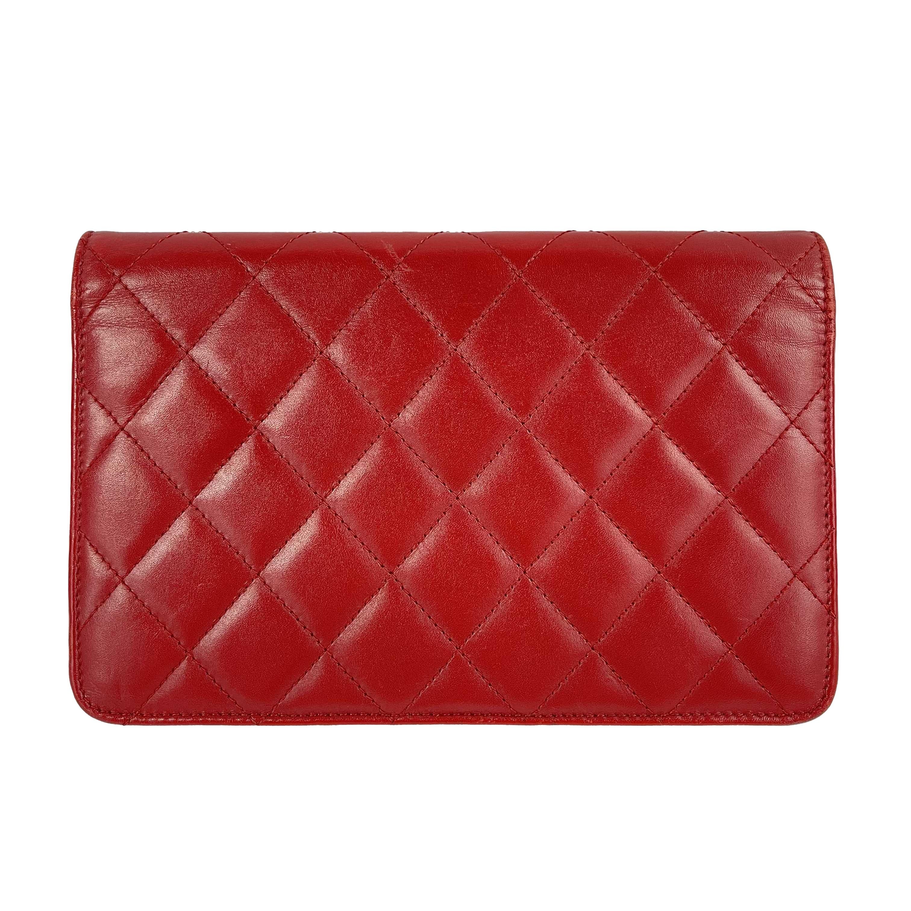 CHANEL - Kalbsleder gesteppt Cambon Rot / Silber Brieftasche auf Kette - Crossbody

Beschreibung

Aus der Kollektion 2010.
Dieses Portemonnaie an einer Kette ist aus rotem Glattleder gefertigt und mit einem roten Chanel CC-Logoaufnäher aus Lackleder